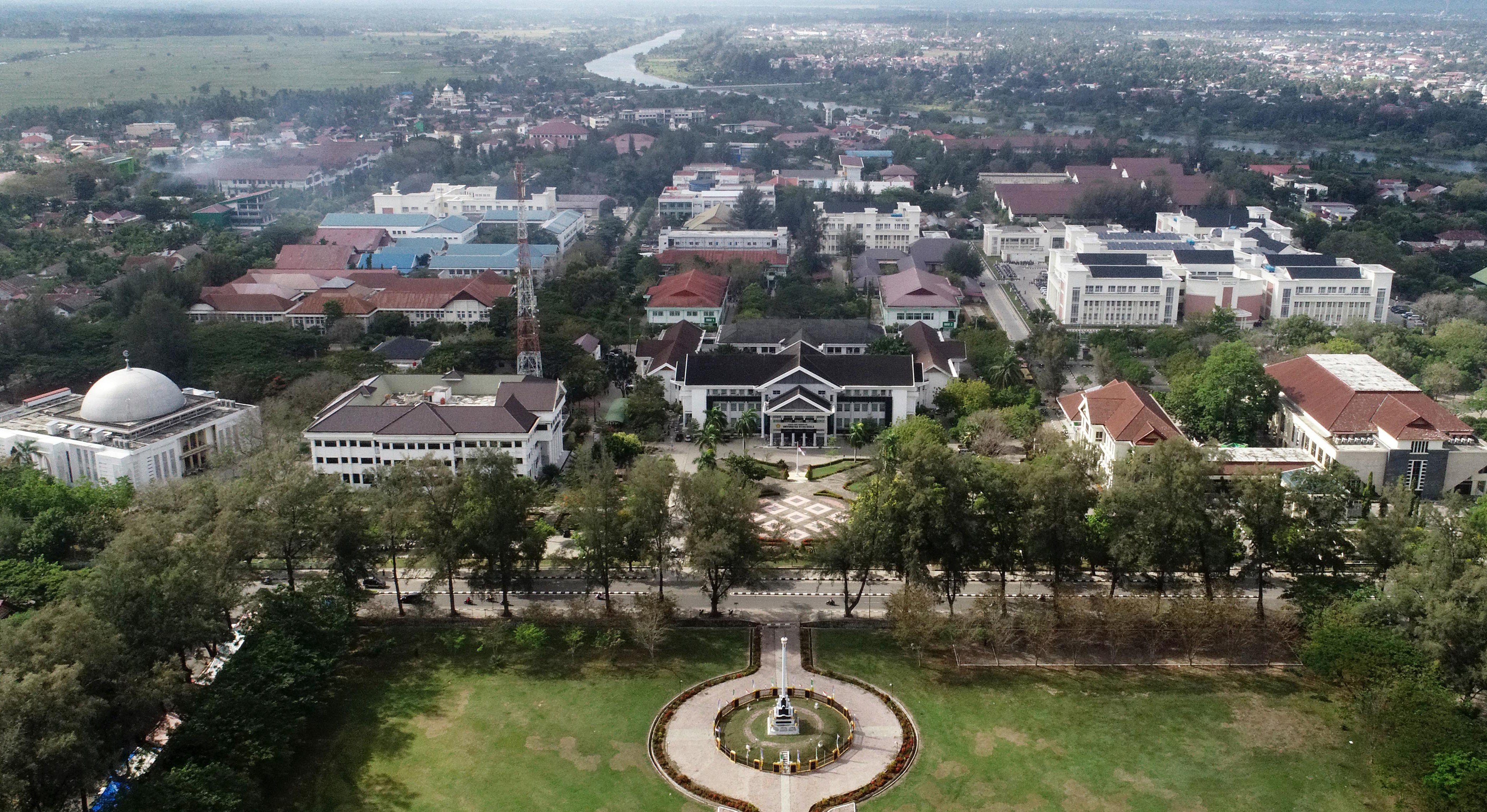 Kampus USK Aceh tampak depan dari dari udara arah tugu pelajar Darussalam.