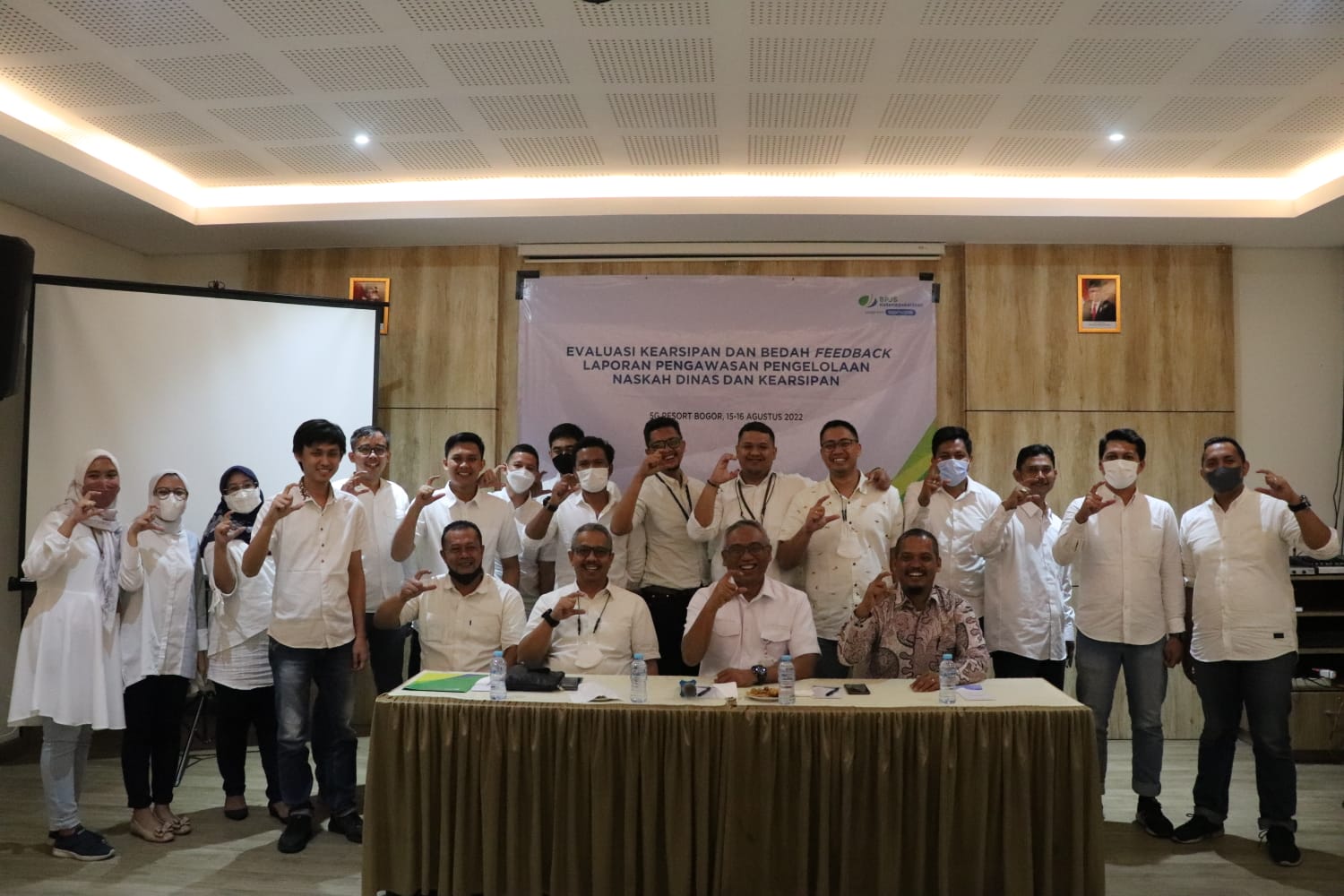 Deputi Direktur BPJAMSOSTEK Wilayah DKI Jakarta Eko Nugriyanto (tengah) berpose bersama para staf setelah acara evaluasi kearsipan.