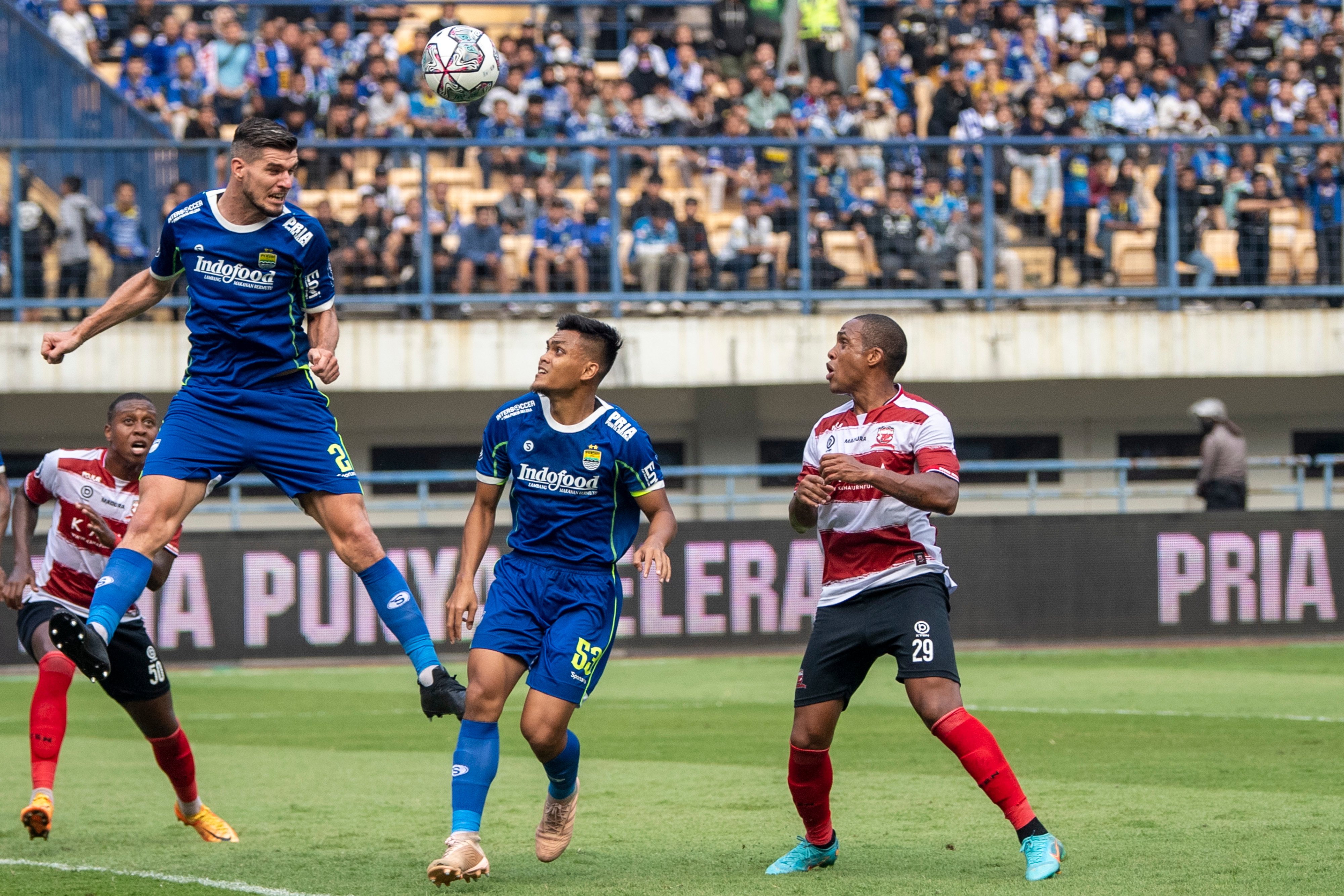 Bek Persib Nick Kuipers (kiri)