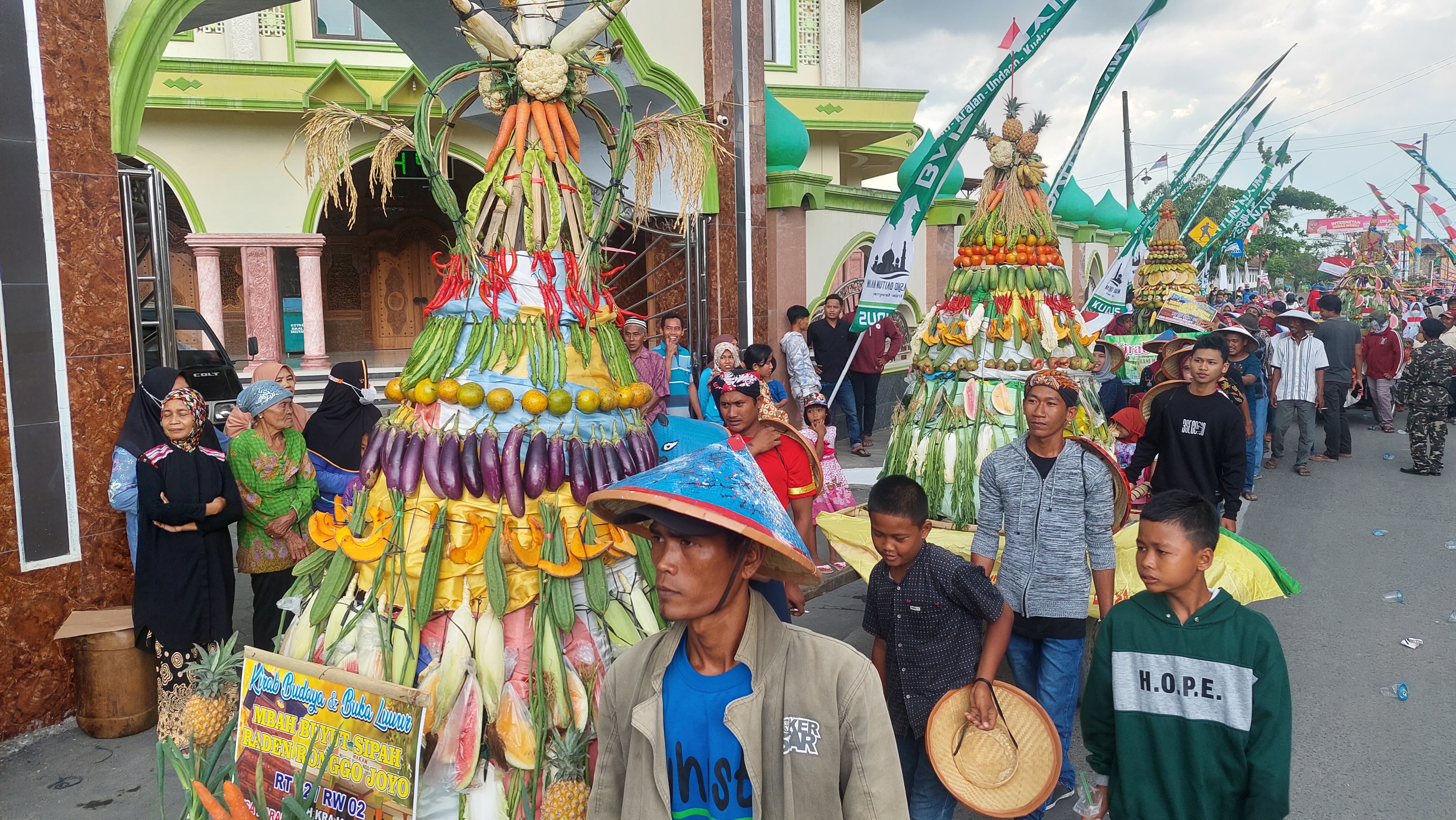 Tradisi kirab budaya mengarak gunungan hasil bumi di Desa Karangrowo, Kecamatan Undaan, Kudus, Sabtu (13/8/2022).