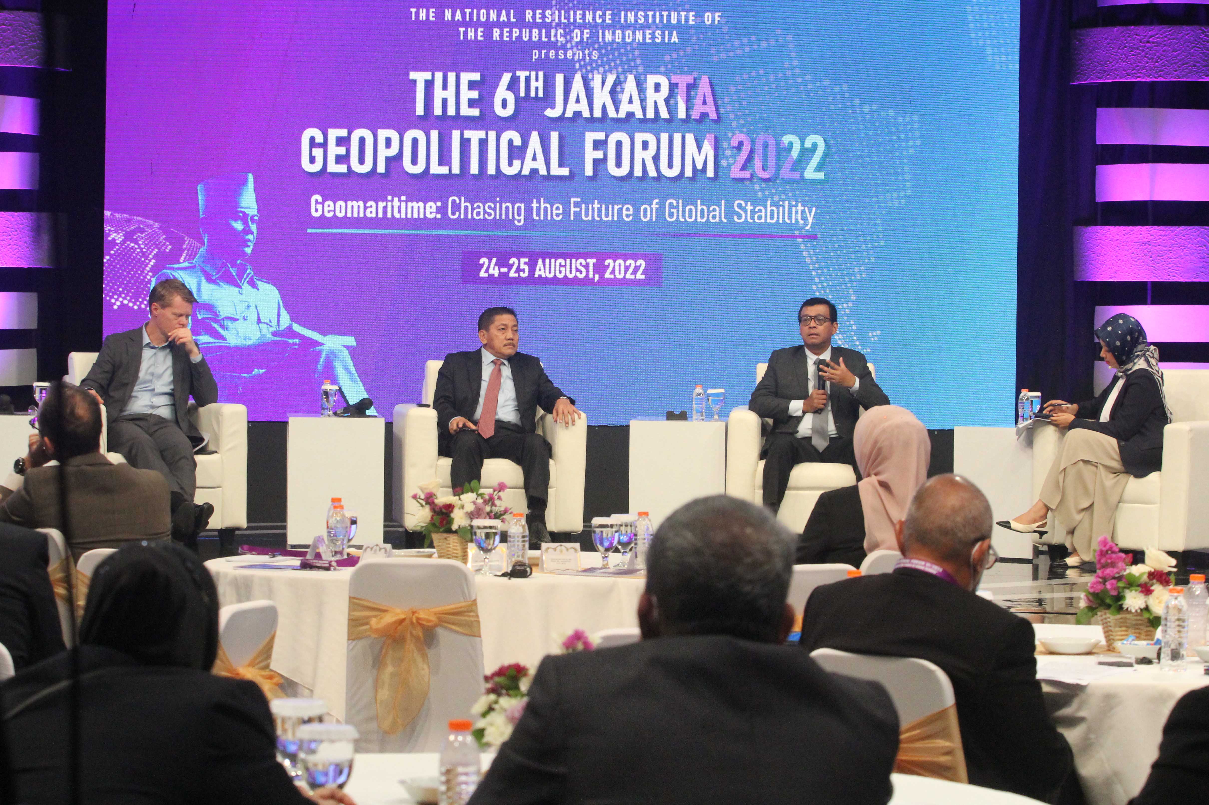 Gubernur Lembaga Ketahanan Nasional (Lemhannas) Republik Indonesiadi Andi Widjajanto (kedua dari kanan)