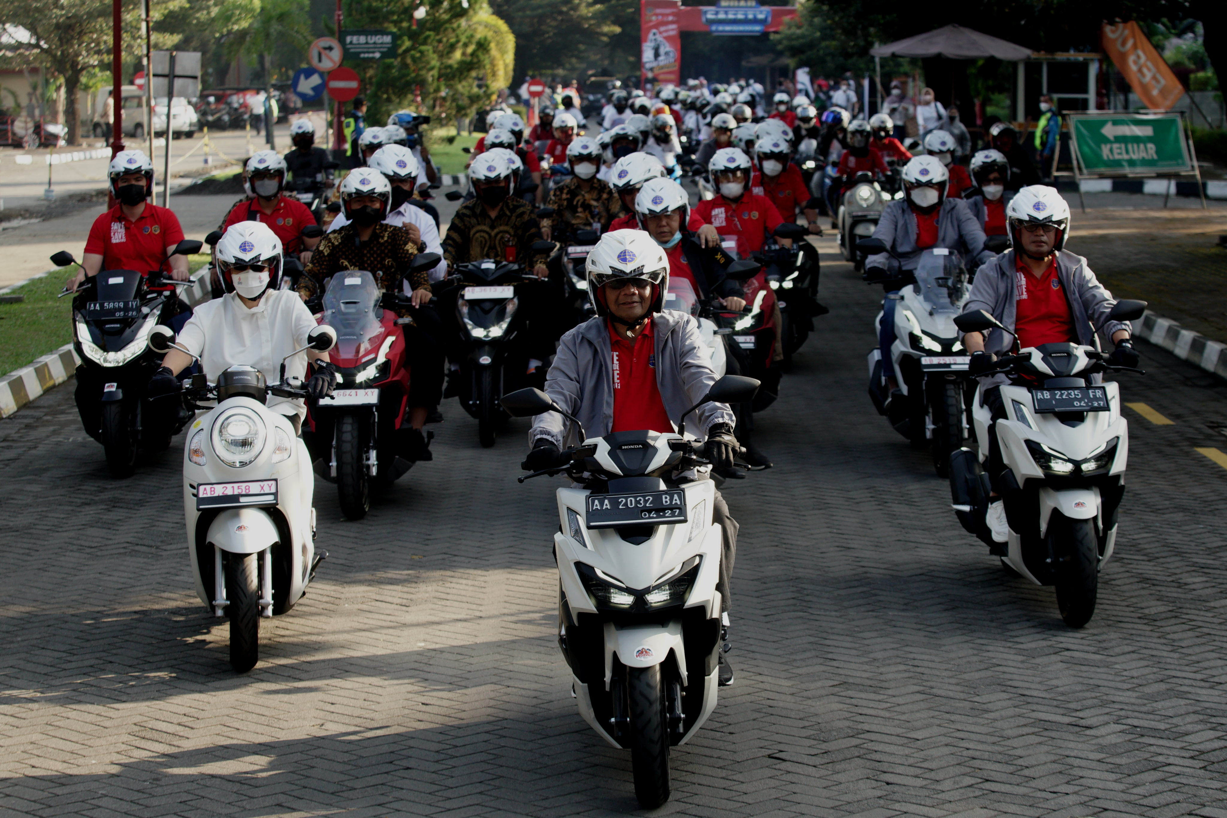  Menko Polhukam Mahfud MD (tengah)mengendarai sepeda motor saat acara Road Safety Campaign di kawasan Kampus UGM, Sleman, D.I Yogyakarta.