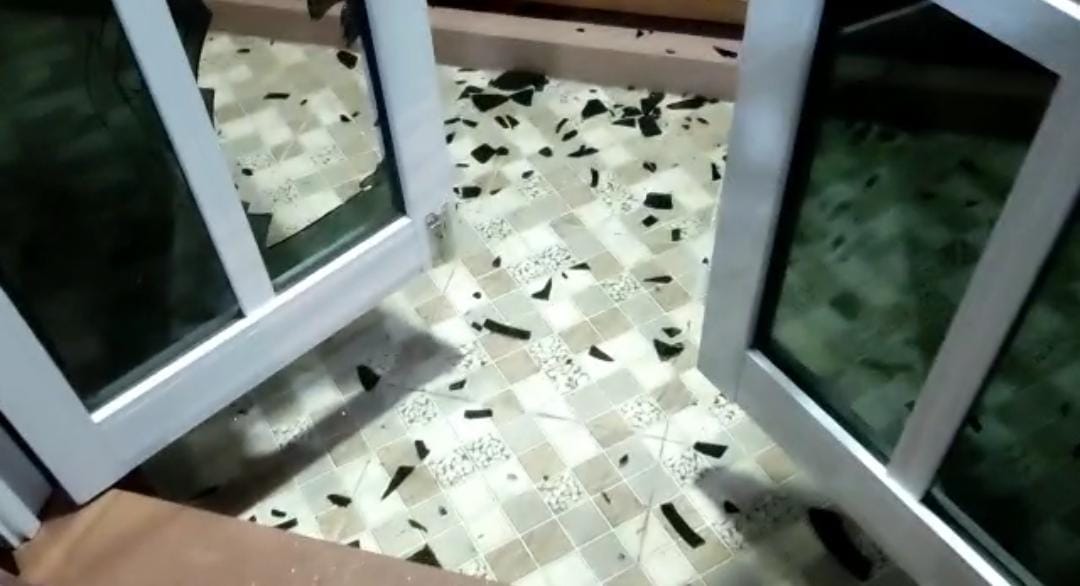 Kantor DPD KNPI Lampung Utara, Provinsi Lampung dirusak oleh orang tak dikenal (OTK) beratribut parpol, pada malam Selasa (2/8)