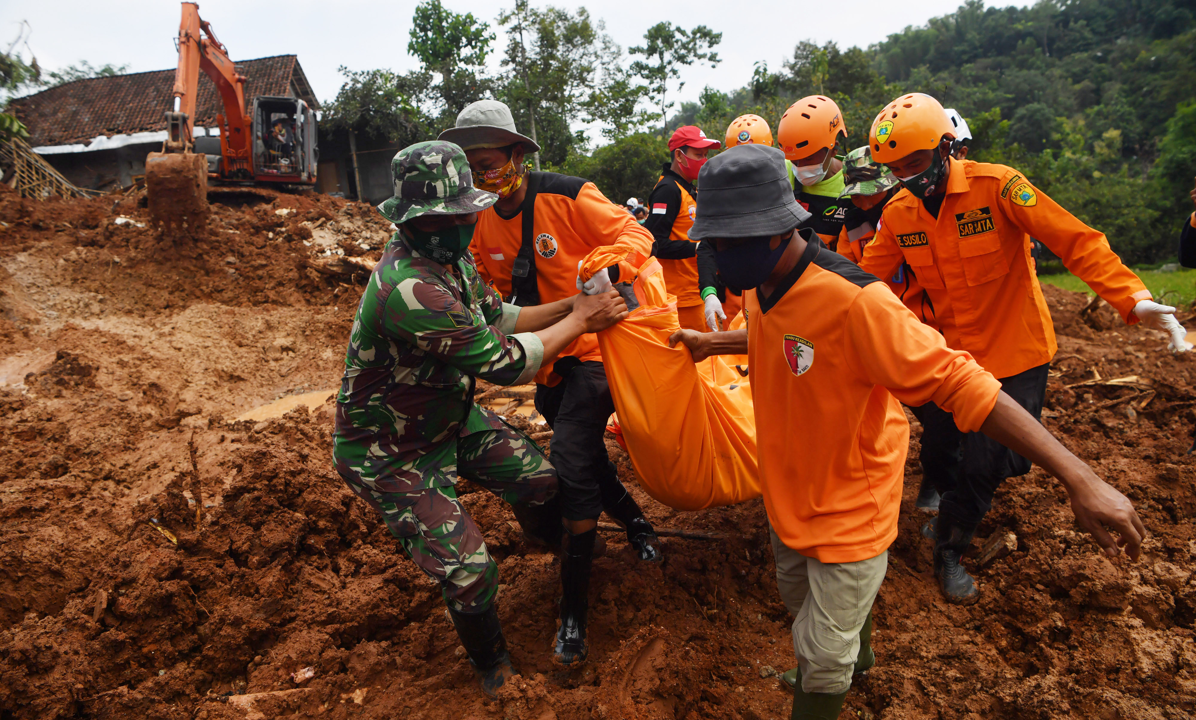Pencarian korban longsor di Nganjuk, Jawa Timur, pada 2021.