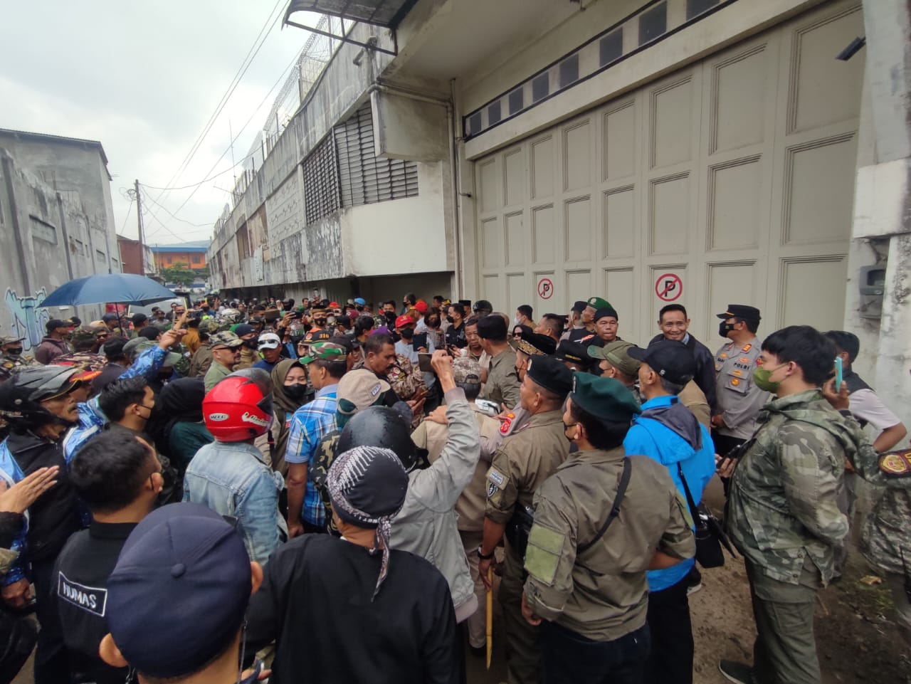 Ratusan purnawirawan TNI mendatangi TKP kasus tewasnya Letkol Inf (Purn) M Mubin di Jalan Adiwarta, Lembang, KBB, Minggu (21/8) sore.