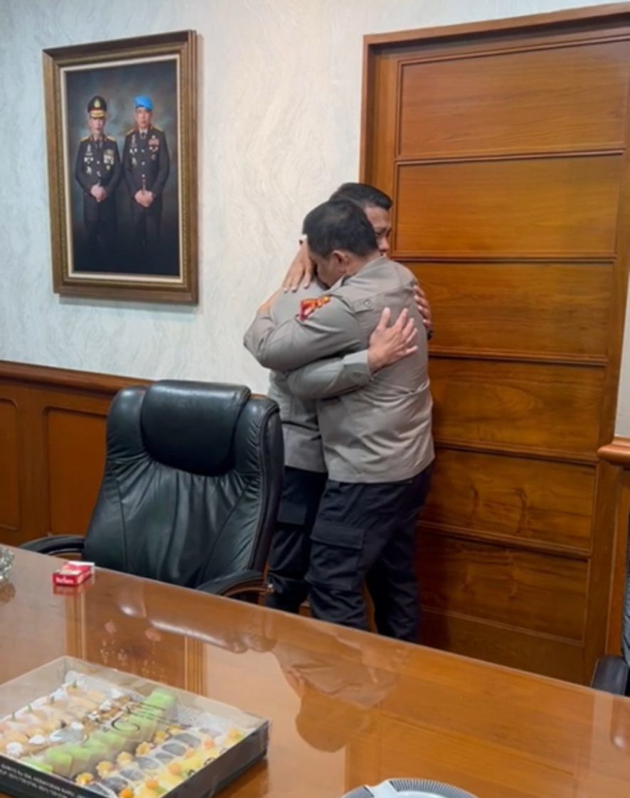 Kapolda Metro Jaya Irjen Fadil Imran tengah memeluk Irjen Ferdy Sambo