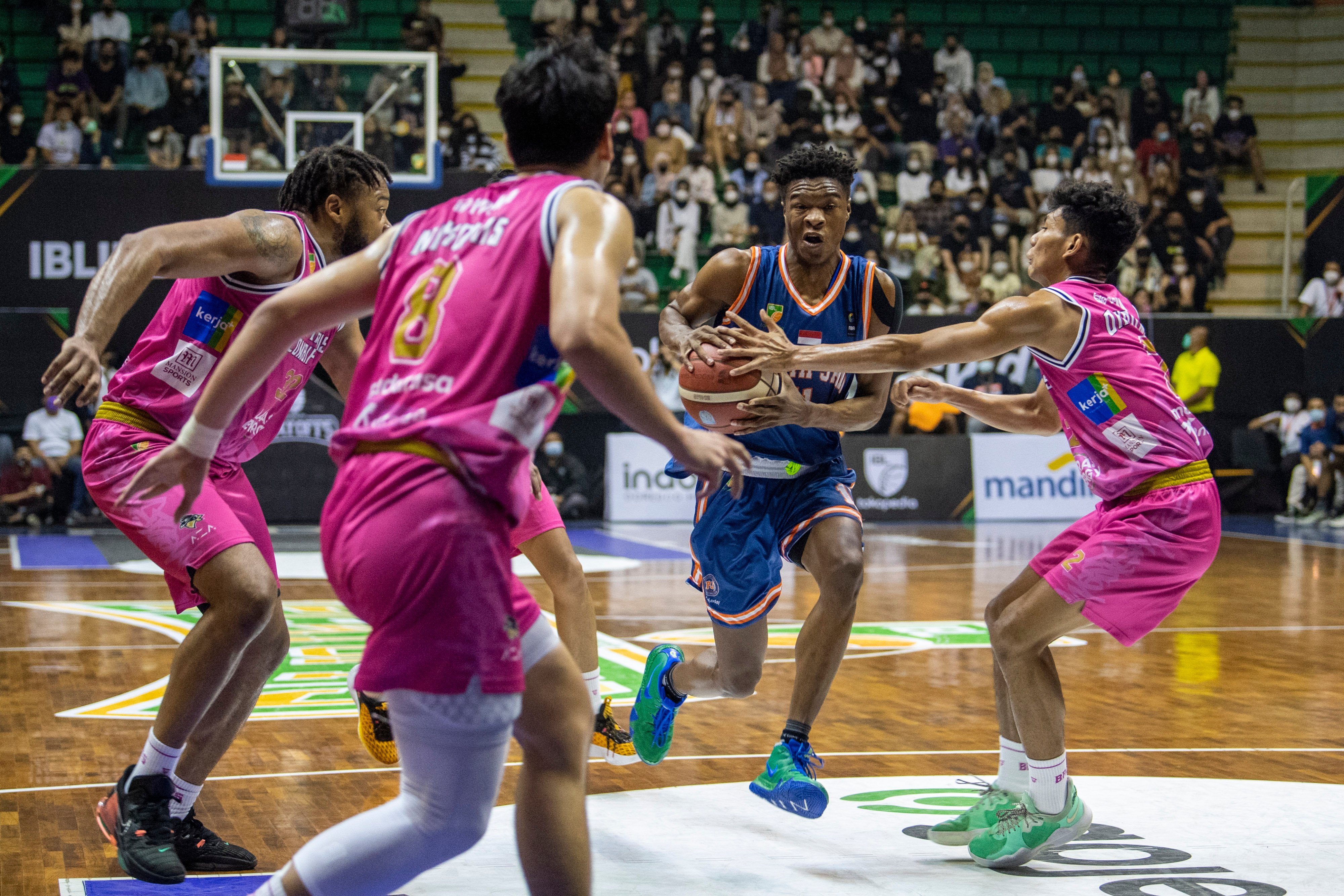 Pebasket Pelita Jaya Bakrie Jakarta Decardo Romero Wanya Day (kedua kanan) berusaha melewati hadangan sejumlah pebasket West Bandits 