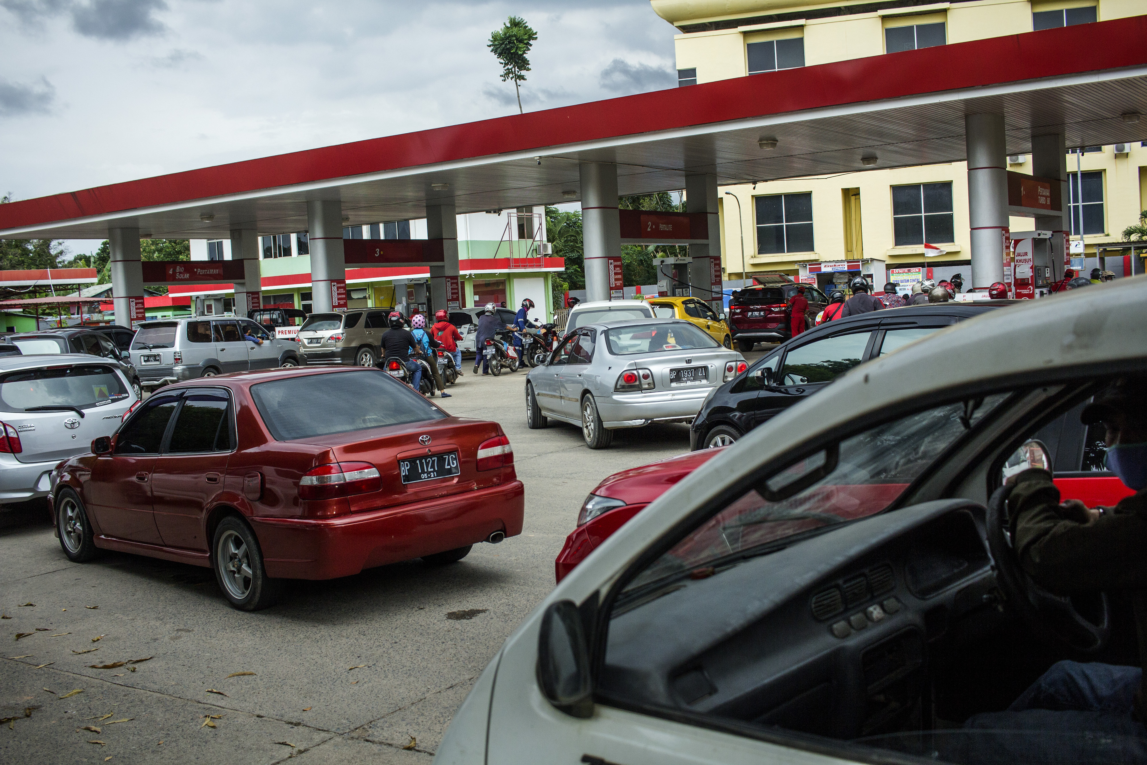 Puluhan kendaraan antre mengisi BBM di Stasiun Pengisian Bahan Bakar Umum (SPBU) di Kota Batam, Kepulauan Riau.