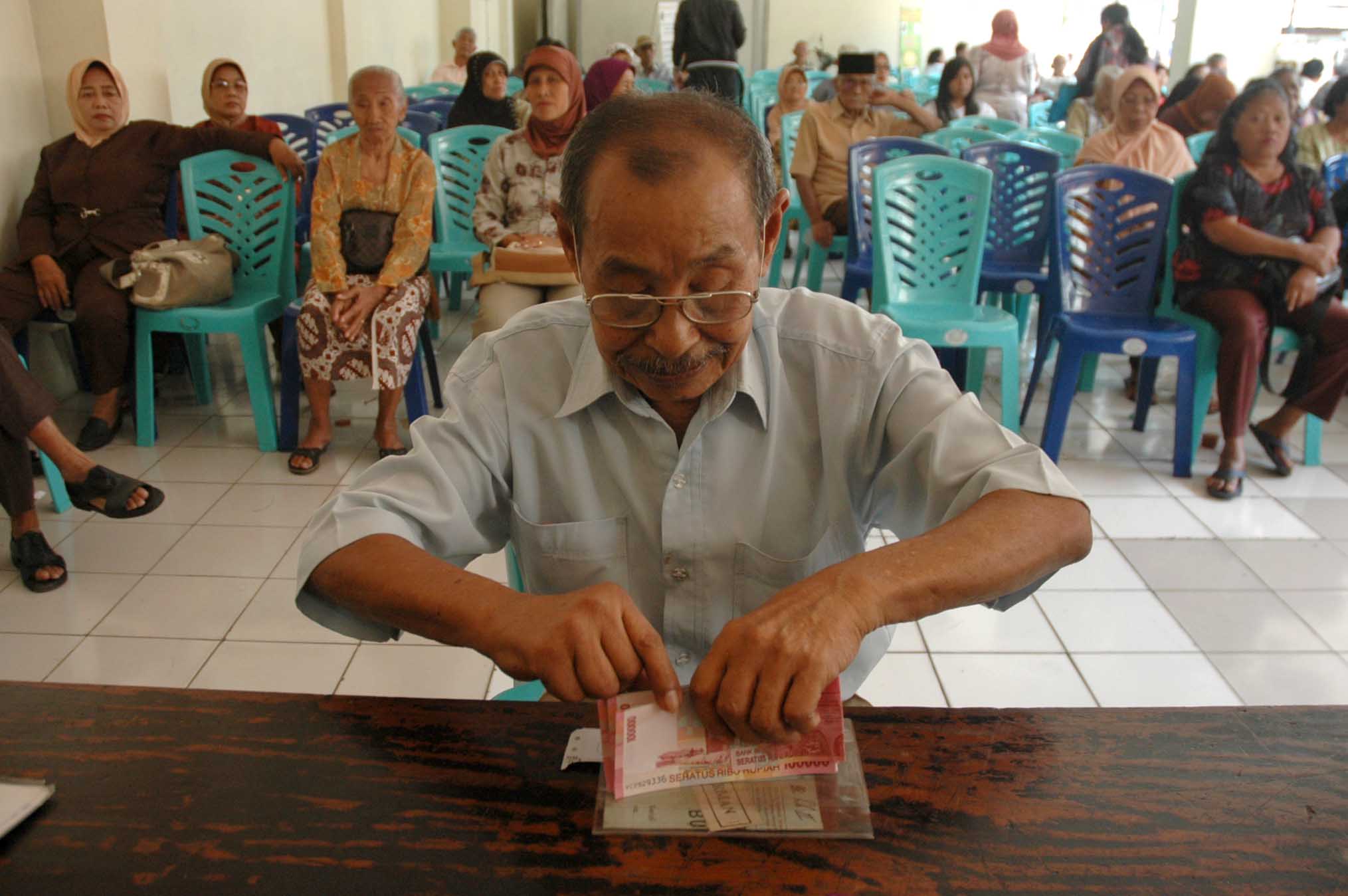 Seorang pensiunan mengambil uang pensiunnya di Kantor Pos Besar, Yogyakarta.