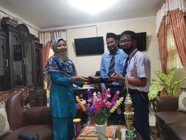 Terus aktif di bidang kepenulisan, Daffa Nurdiansyah (kanan) memiliki nama pena Affa Penses.