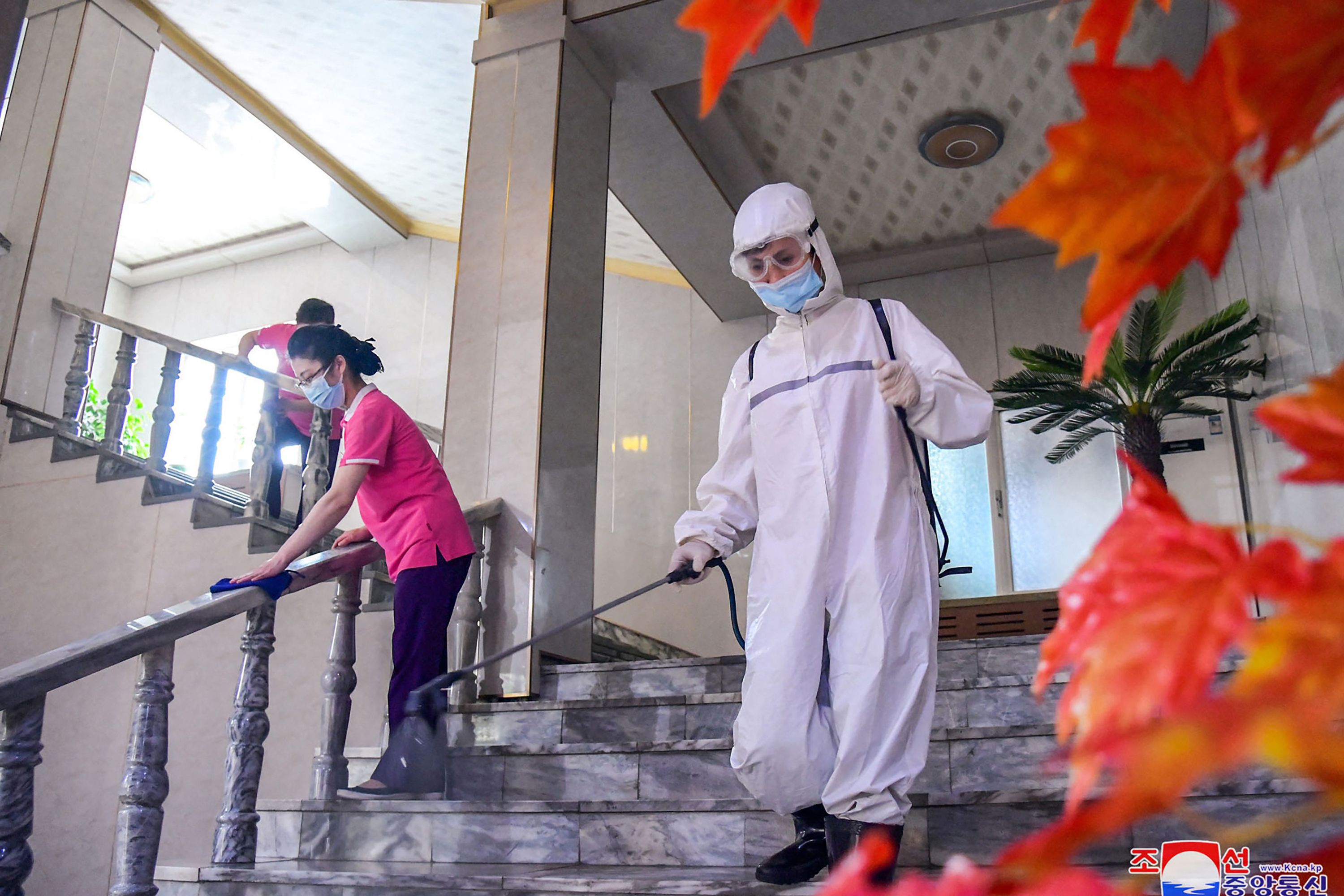 Petugas menyemprotan disinfektan untuk mencegah penyebaran virus Covid-19 di sebuah hotel di Pyongyang, Korea Utara.