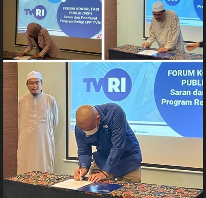 Penandatanganan berita Acara Penyelenggaraan Forum Konsultasi Publik’  oleh Direktur Program dan Berita LPP TVRI, Irianto, beserta seluruh t