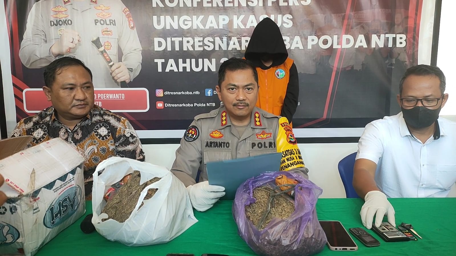 Polda NTB mengamankan dua paket besar ganja kering kiriman Lampung dari tangan pasangan suami istri di Lombok Timur, Jumat (5/8).