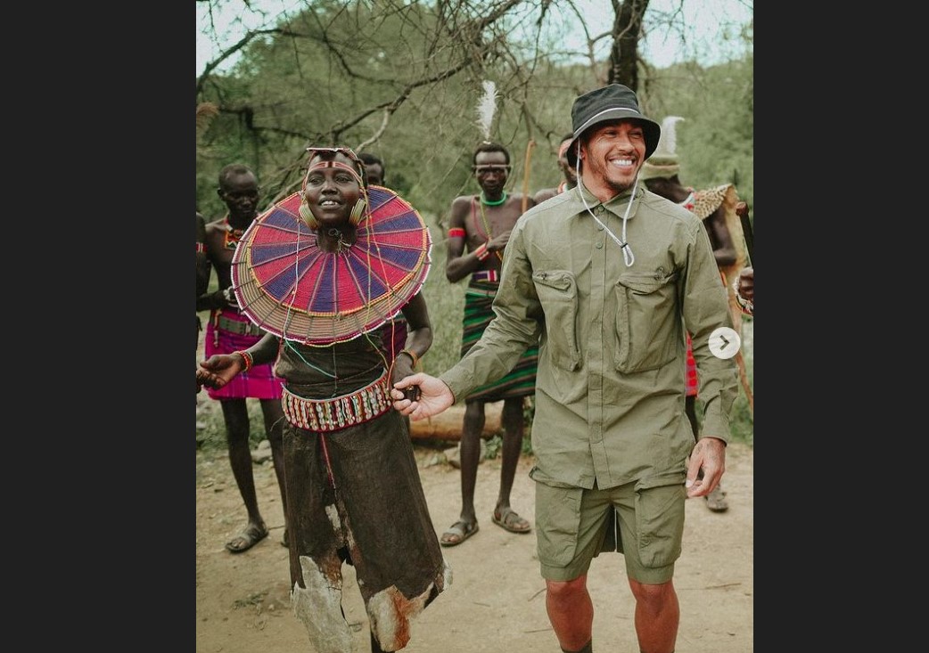 Pembalap Formula 1 Lewis Hamilton bertemu dengan suku Pokot di Kenya