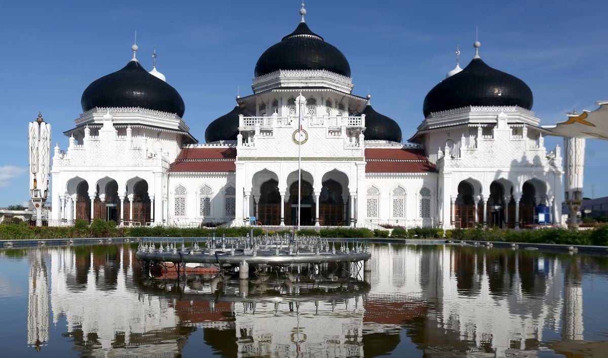 Masjid Raya Baiturrahman yang dibangun pada 1292 oleh Sultan Alaidin Mahmudsyah telah menjadi ikon di daerah itu.