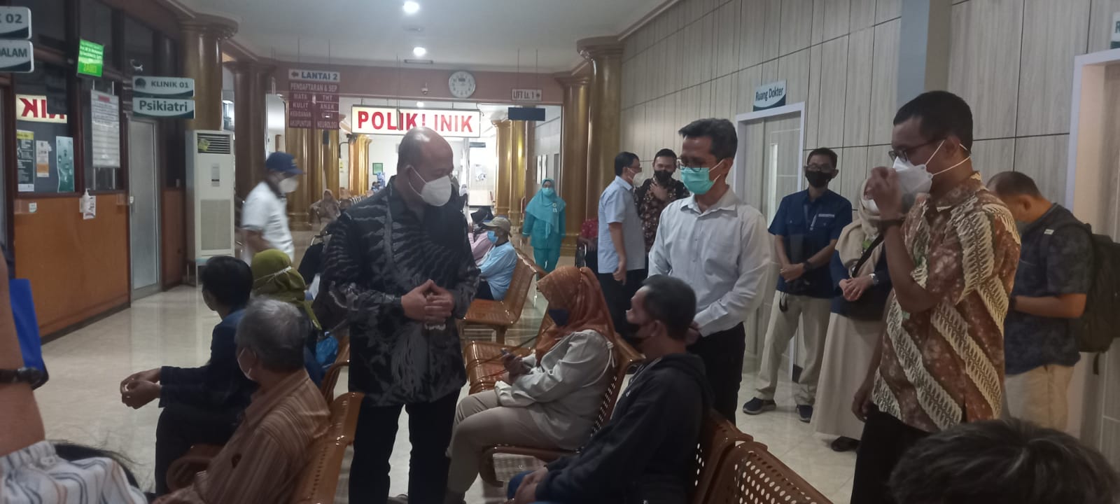 Direktur Teknologi Informasi BPJS Kesehatan, Edwin Aristiawan berdialog dengan warga Klaten di salah satu rumah sakit