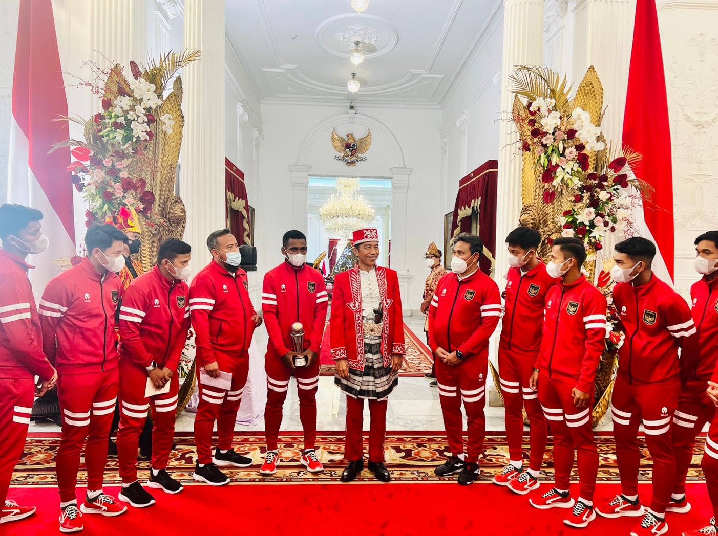 Presiden Joko Widodo bersama para pemain timnas U-16