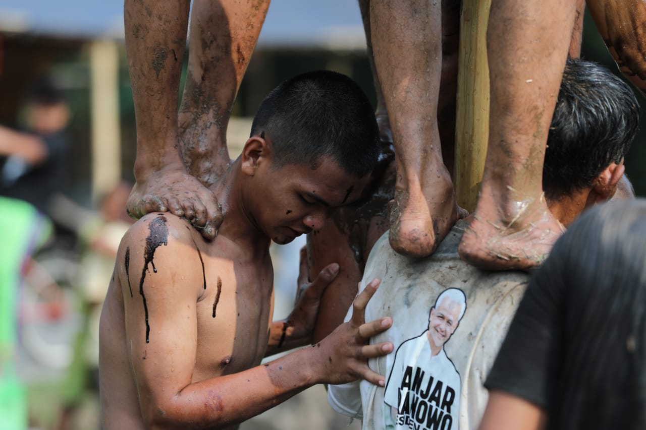 Panjat pinang, salah satu yang dilombakan untuk semarakkan HUT ke 77 RI oleh relawan Gerakan Desa untuk Ganjar, di Baanten, Kamis (18/8)