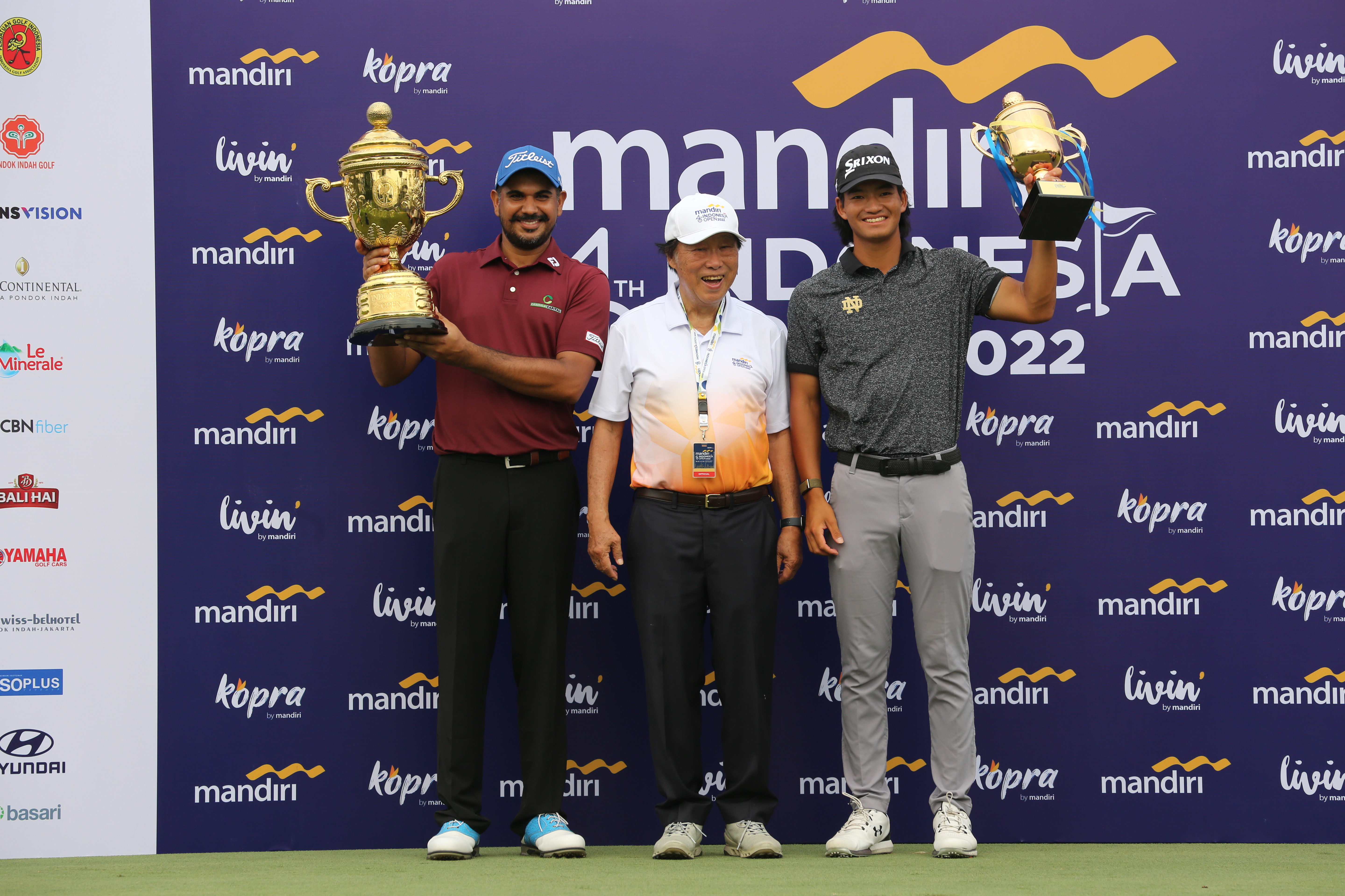Pegolf India Gaganjeet Bhullar (kiri) tampil sebagai juara turnamen golf Mandiri Indonesia Open 2022.