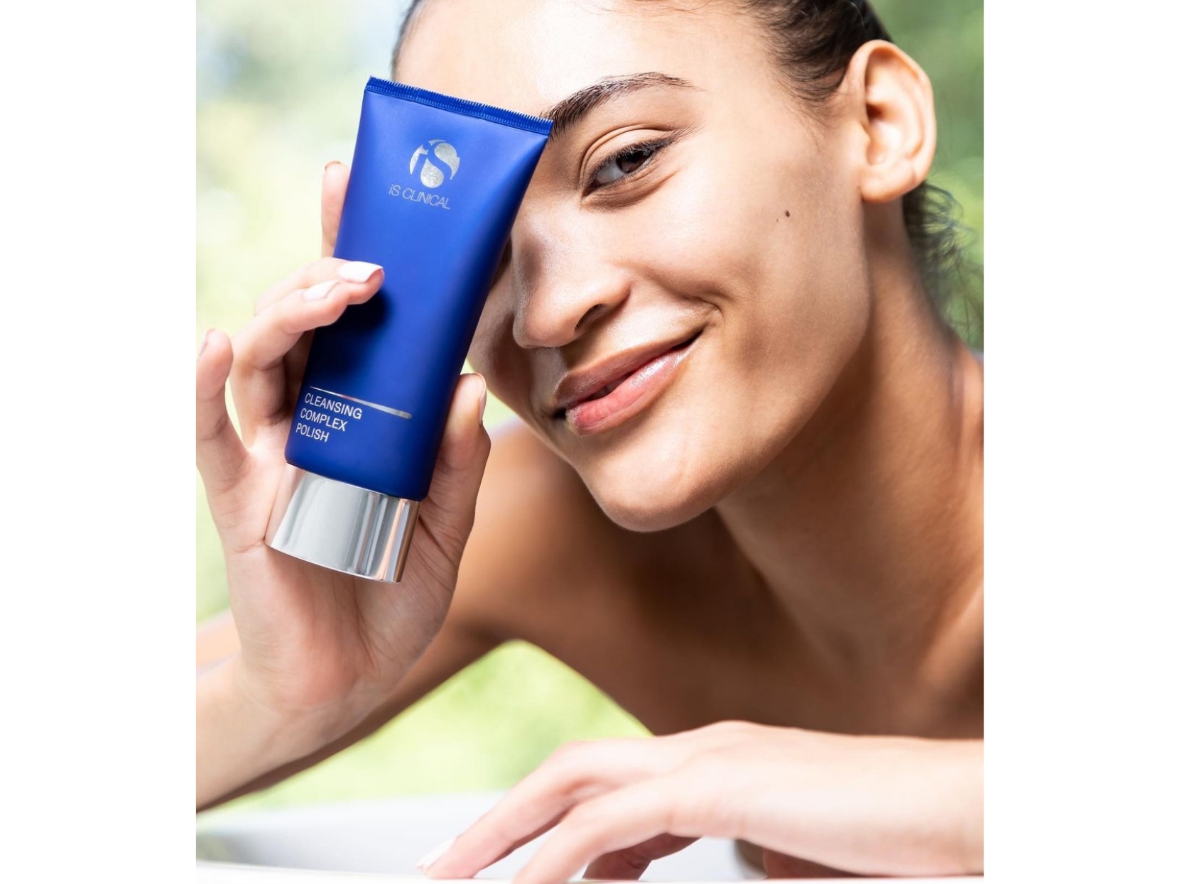 IS Clinical Cleansing Complex meraih penghargaan Anti-Aging Awards dari Harper’s Bazaar karena memiliki kandungan kulit pohon Willow putih.