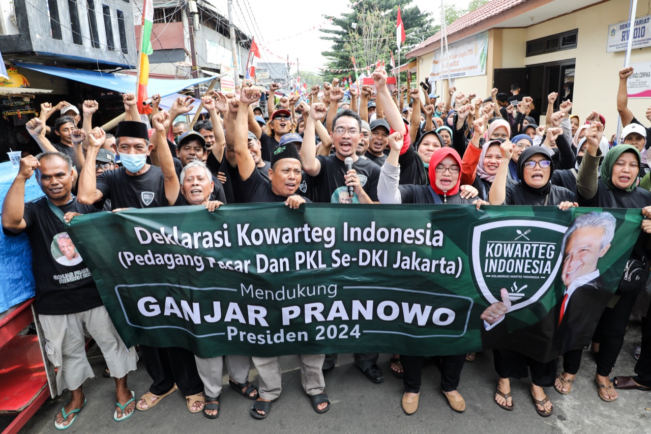 Komunitas Warung Tegal atau Kowarteg Indonesia membagikan ratusan paket makanan dan peralatan rumah tangga di Pasar Nangka, Kemayoran, Jakpu
