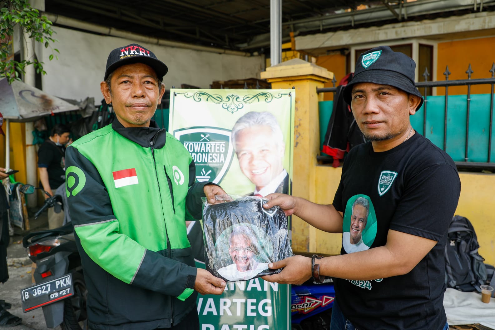 Kowarteg Indonesia membagikan 1000 porsi makanan kepada para driver ojol online (Ojol) di 10 titik di Jakarta Pusat, Senin (1/8/2022)