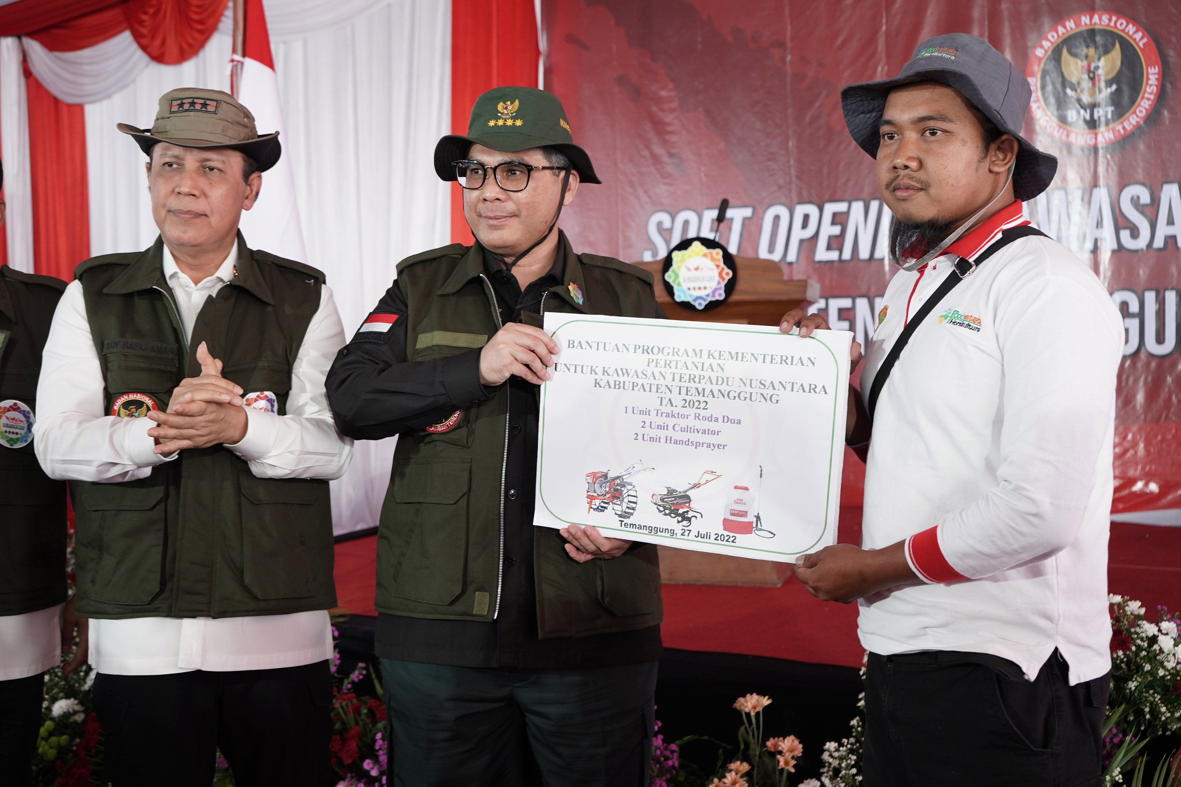 Kepala BNPT Komjen Pol Boy Rafli Amar (kiri) menyaksikan penyerahan bantuan alat pertaniaan di KTN.