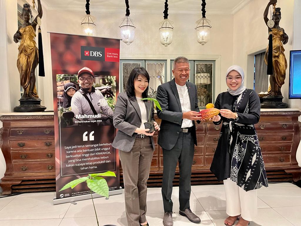 Bank DBS Indonesia menyalurkan bibit kakao kepada Krakakoa sebagai mitra wirausaha sosial. 
