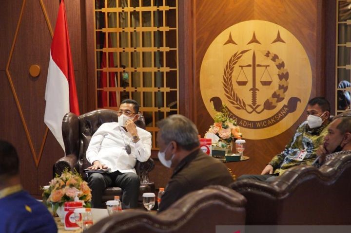 Wakil Jaksa Agung Sunarta (kiri) menerima audiensi dari Wakil Ketua Komisi Pemberantasan Korupsi (KPK) Nawawi Pomolango (kanan)