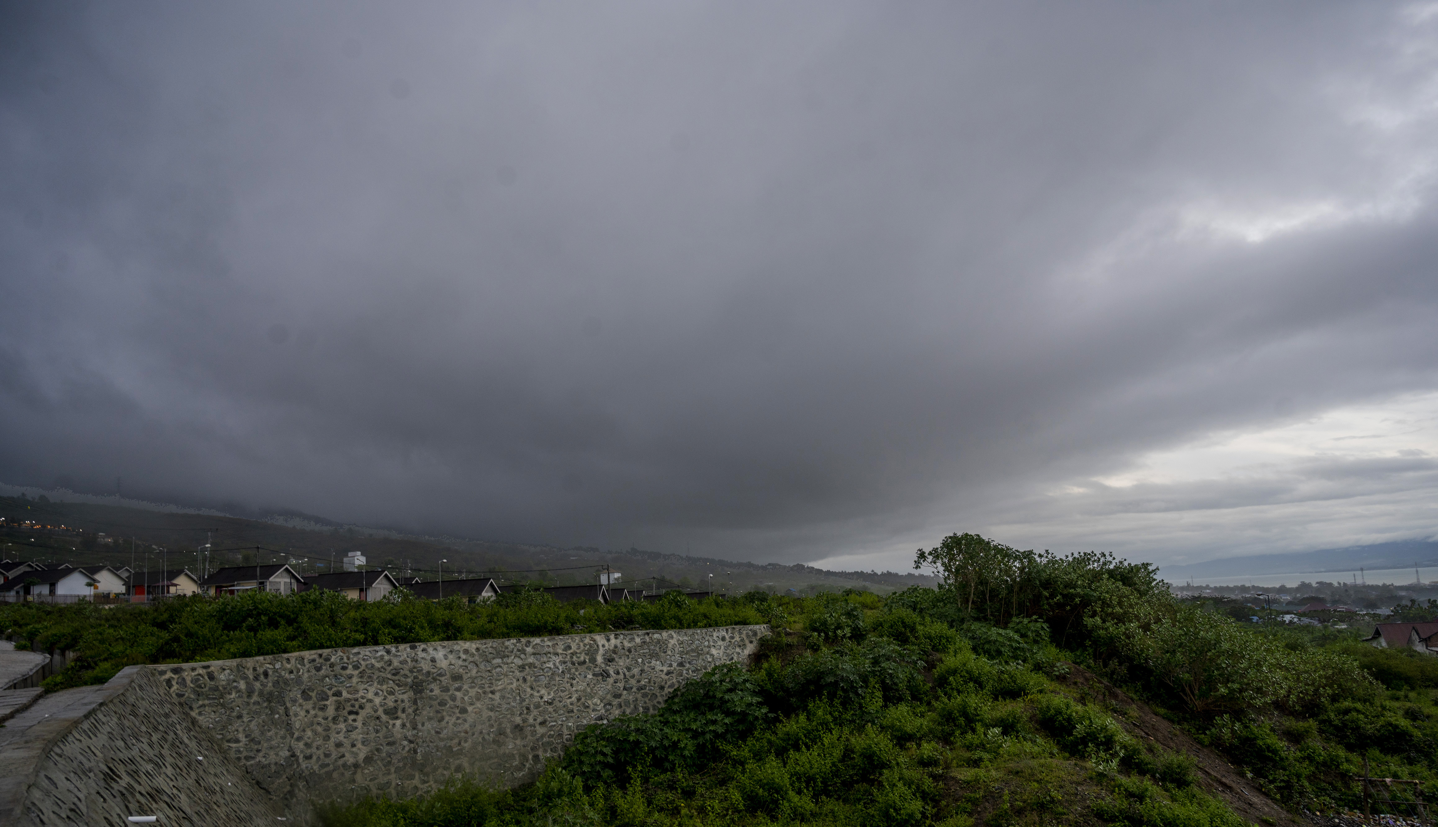 Awan hitam menyelimuti langit di kawasan Kelurahan Duyu, Palu, Sulawesi Tengah, Minggu (31/7).