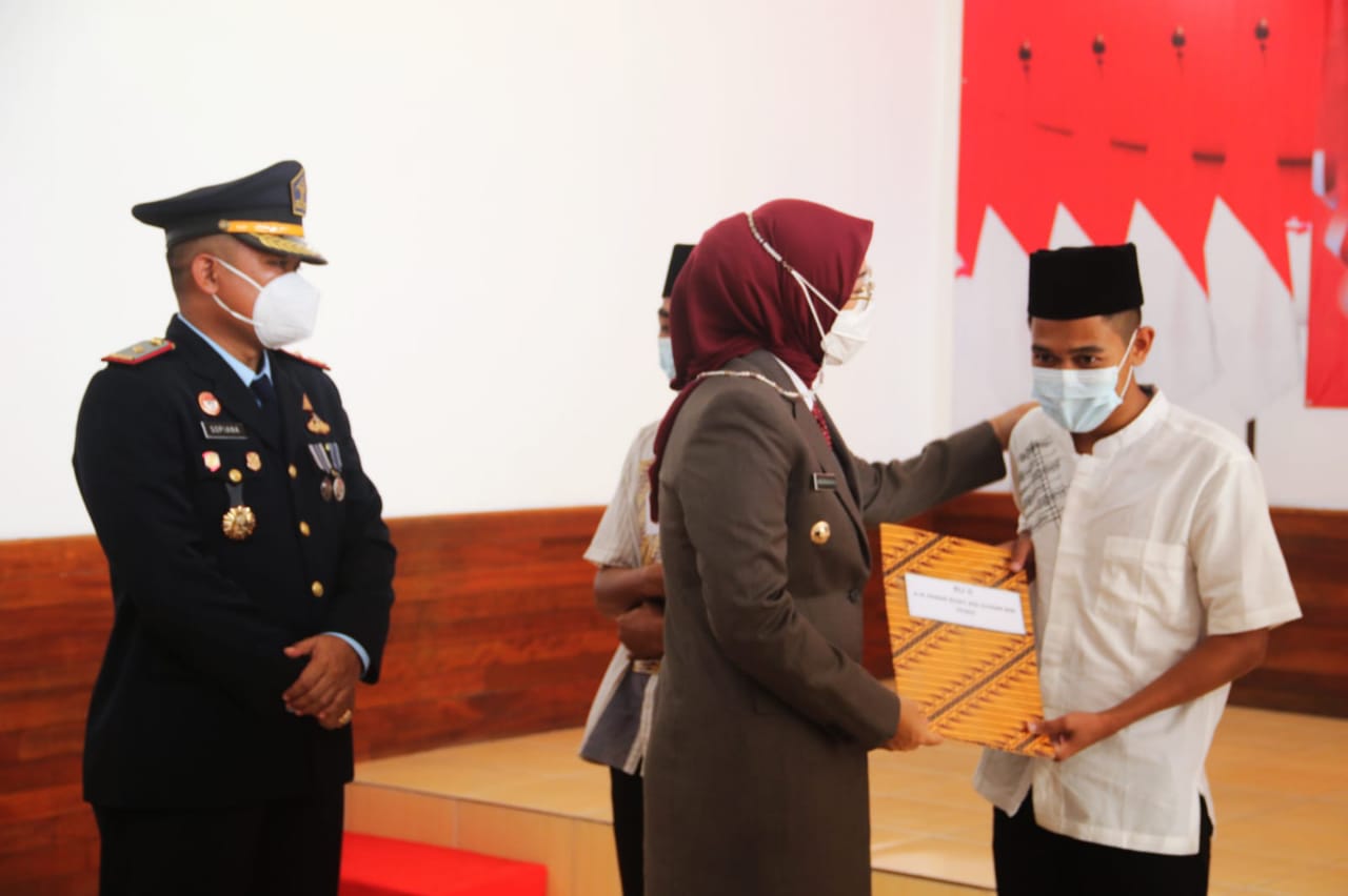 Bupati Purwakarta Anne Ratna Mustika didampingi Kalapas Kelas IIB Purwakarta.Sopyana menyerahkan keputusan remisi kepada warga binaan.