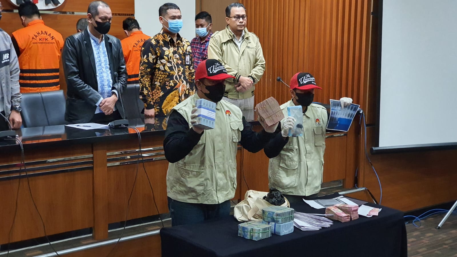 KPK memperlihatkan sejumlah barang bukti dalam OTT rektor Unila di Gedung KPK, Jakarta, Minggu (21/8/2022)