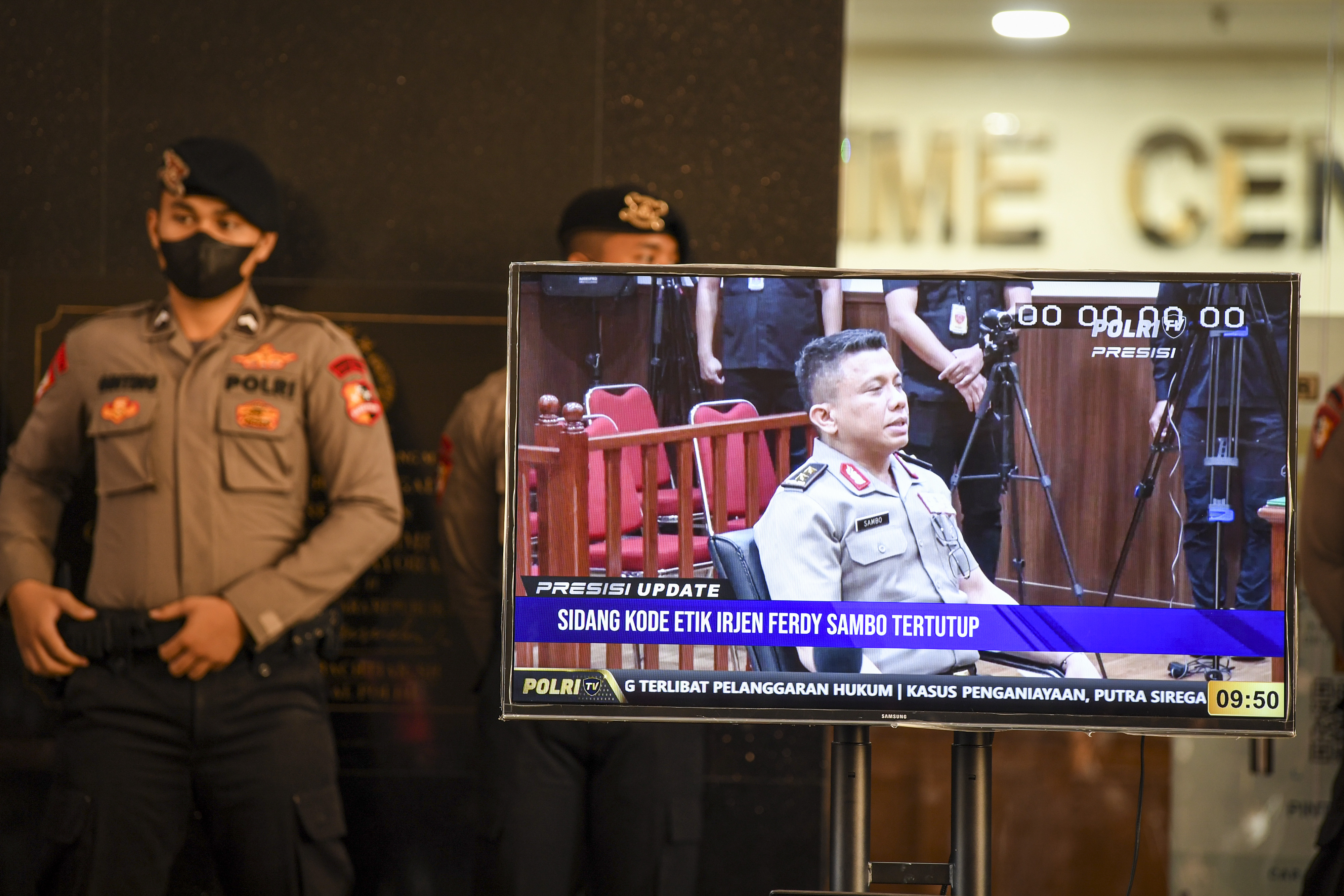 Layar televisi menampilkan sidang Komisi Kode Etik Polri terhadap mantan Kadiv Propam Polri Irjen Ferdy Sambo di Jakarta, Kamis (25/8)