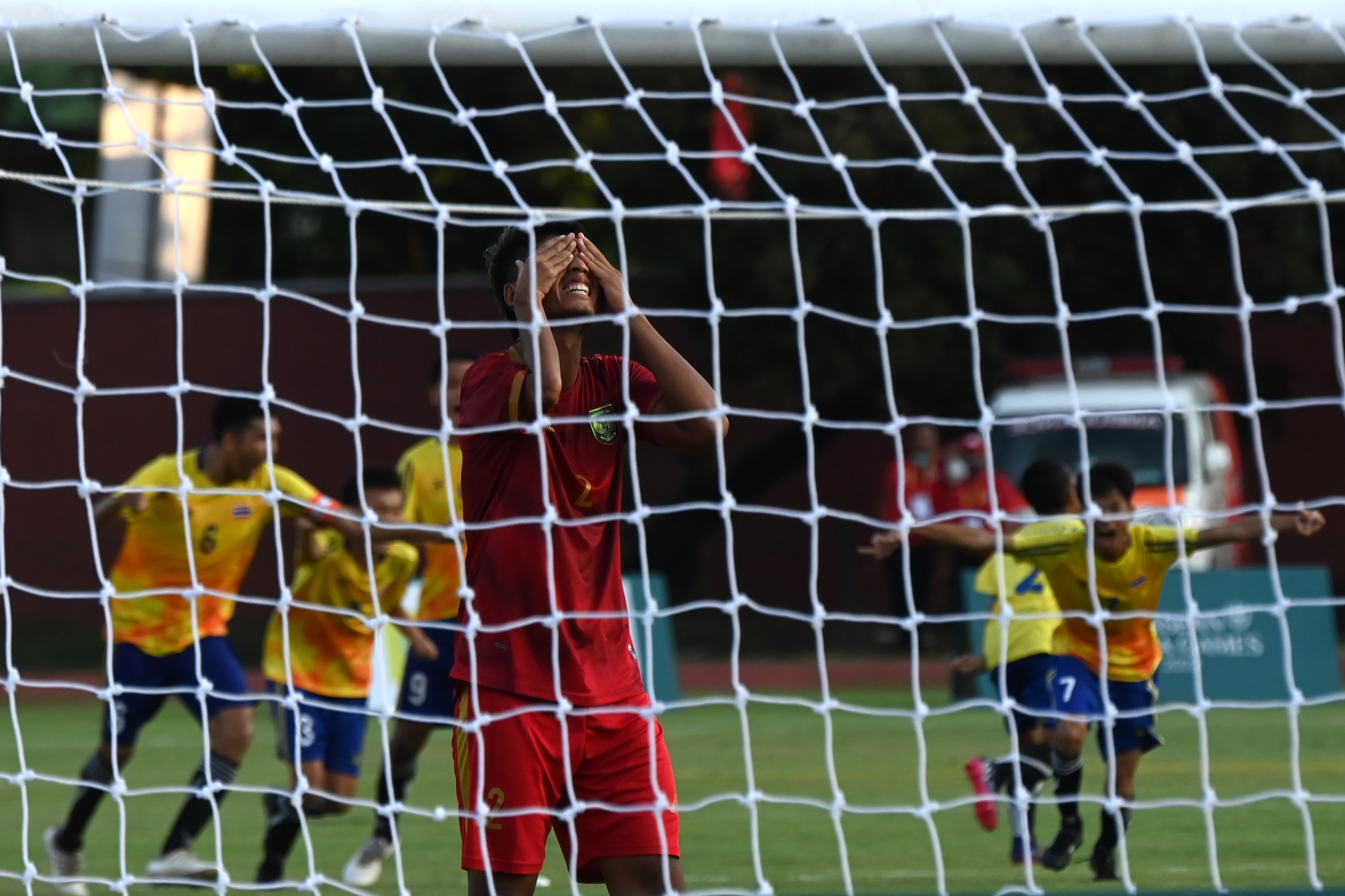 Pesepakbola Indonesia Yusuf Suhendar menutup muka setelah gagal mengeksekusi tendangan penalti ke gawang Thailand, Jumat (5/8).