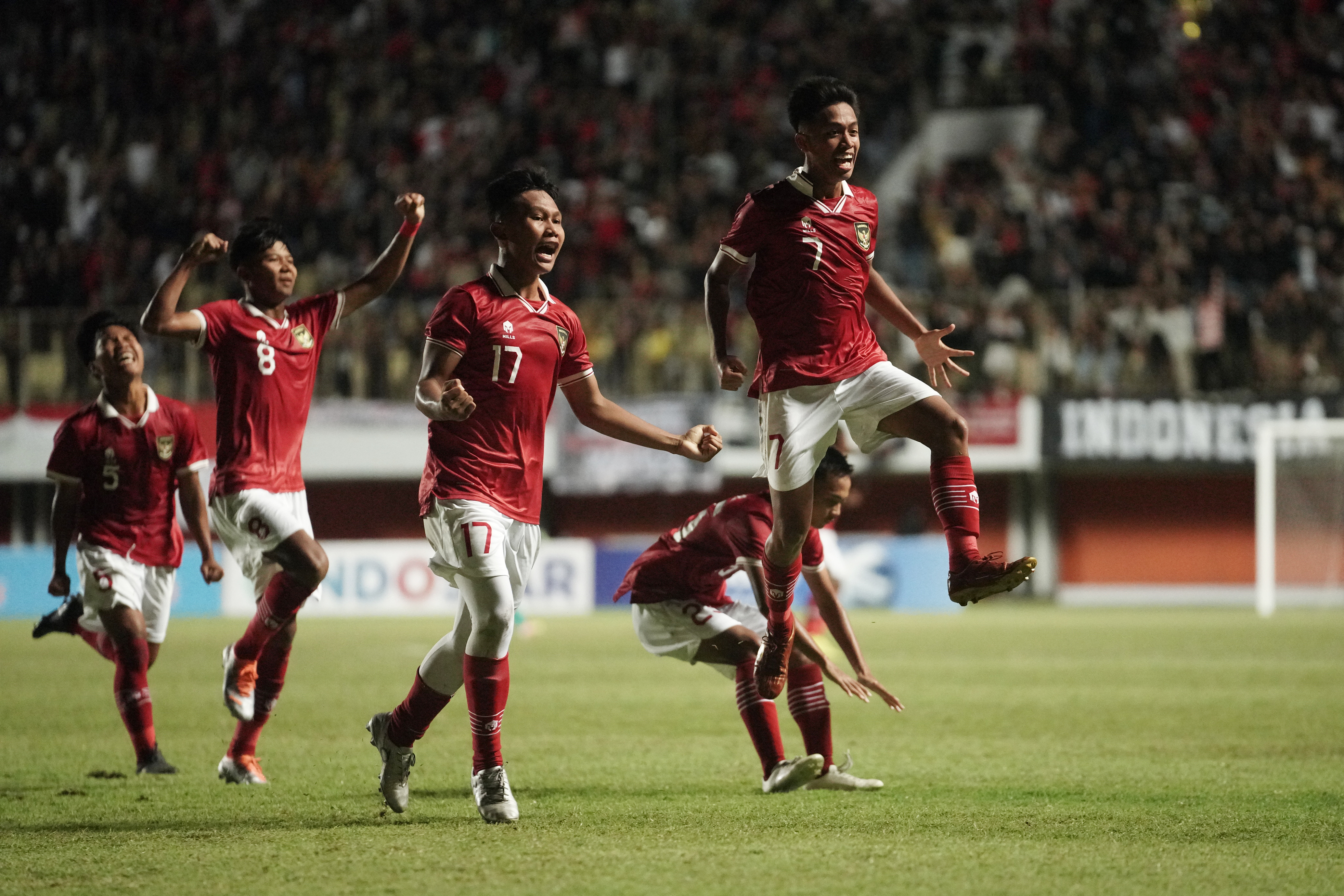 Selebrasi para pemain tim U-16 Indonesia seusai Riski Afrisal mencetak gol ke gawang Myanmar di Stadion Maguwoharjo, Sleman, Rabu (10/8).