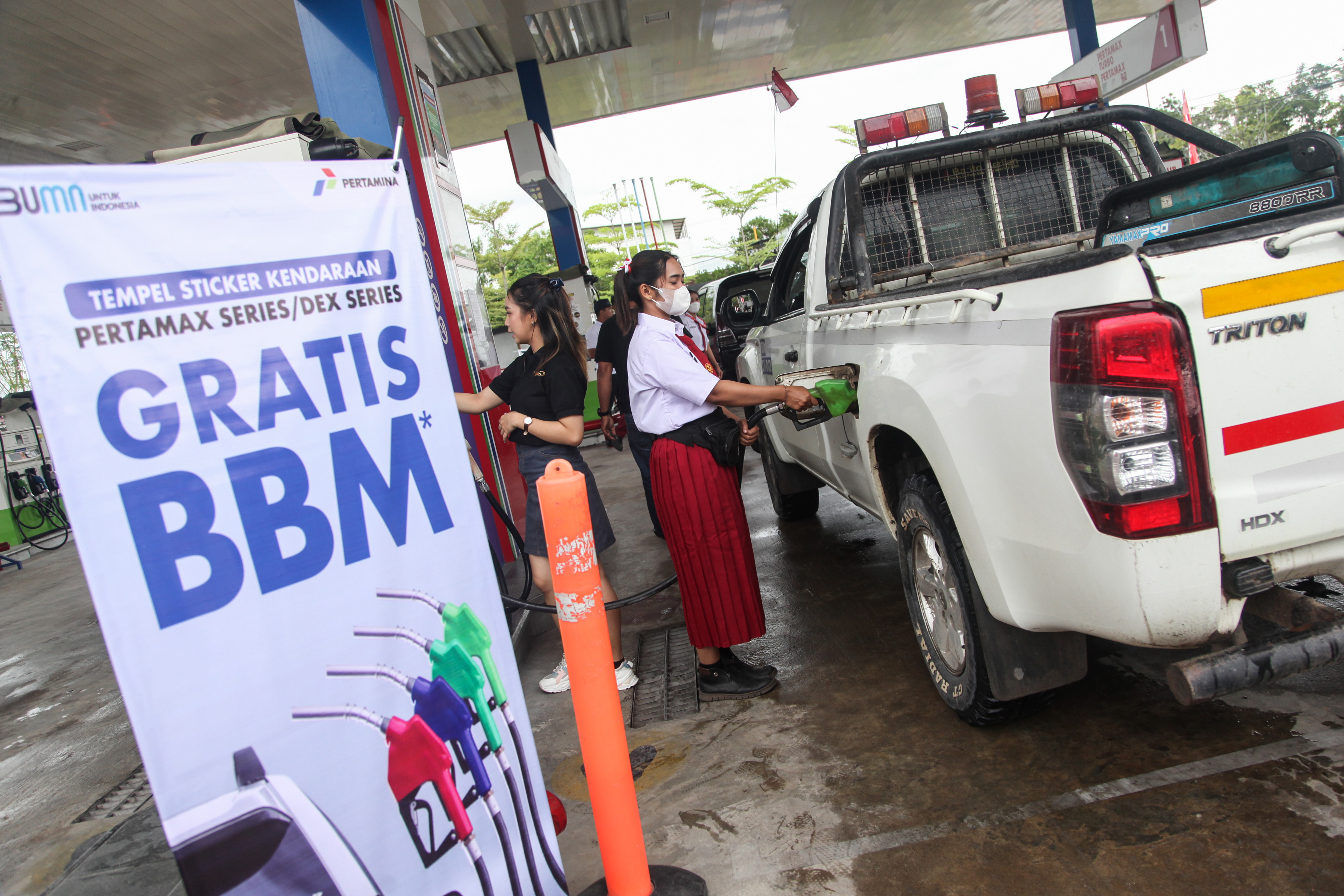 Petugas mengisi bahan bakar minyak jenis Dexlite secara gratis ke mobil konsumen di SPBU Yos Sudarso, Palangka Raya, Kalimantan Tengah.