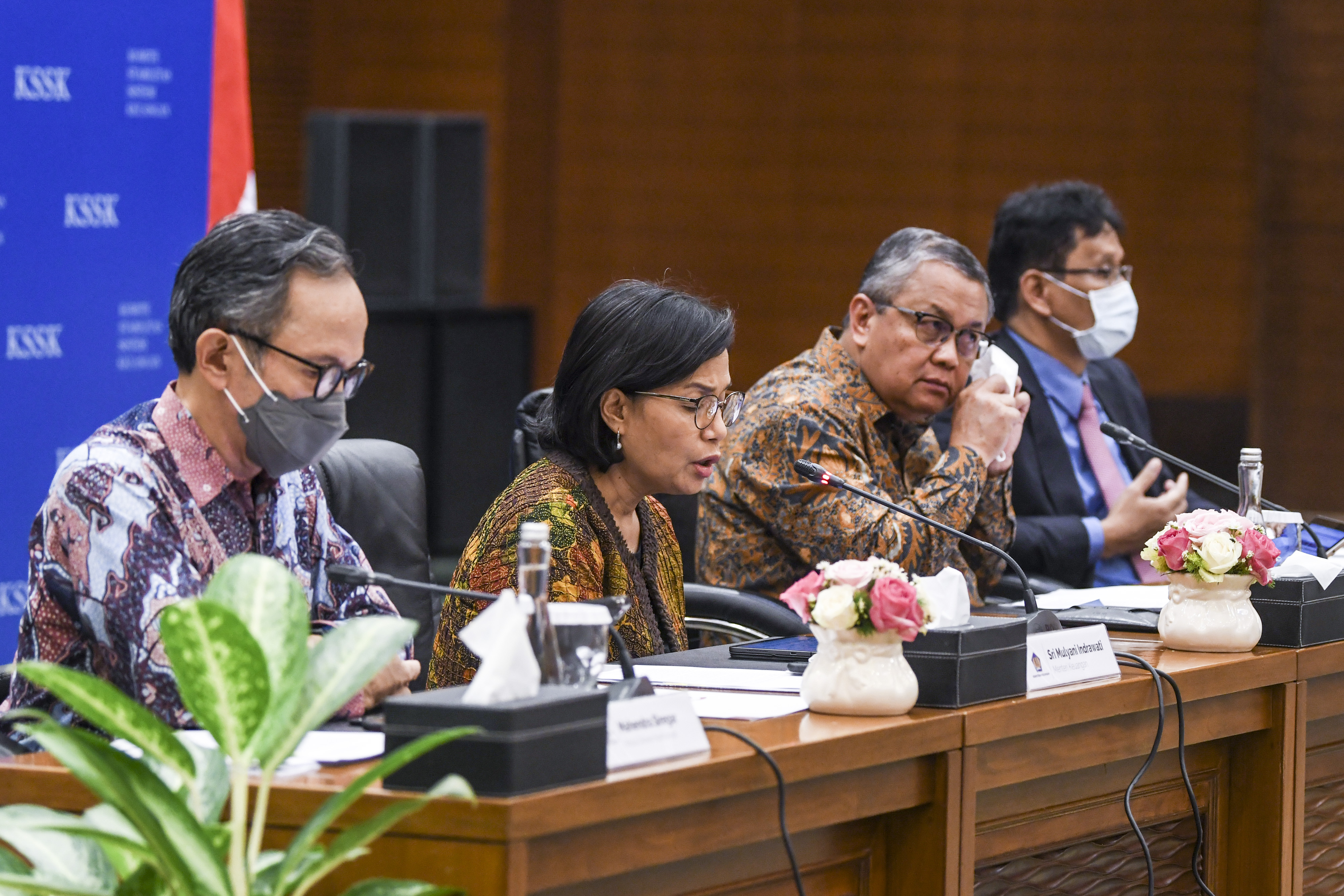 Menkeu Sri Mulyani saat memberikan keterangan pers terkait hasil rapat KSSK.