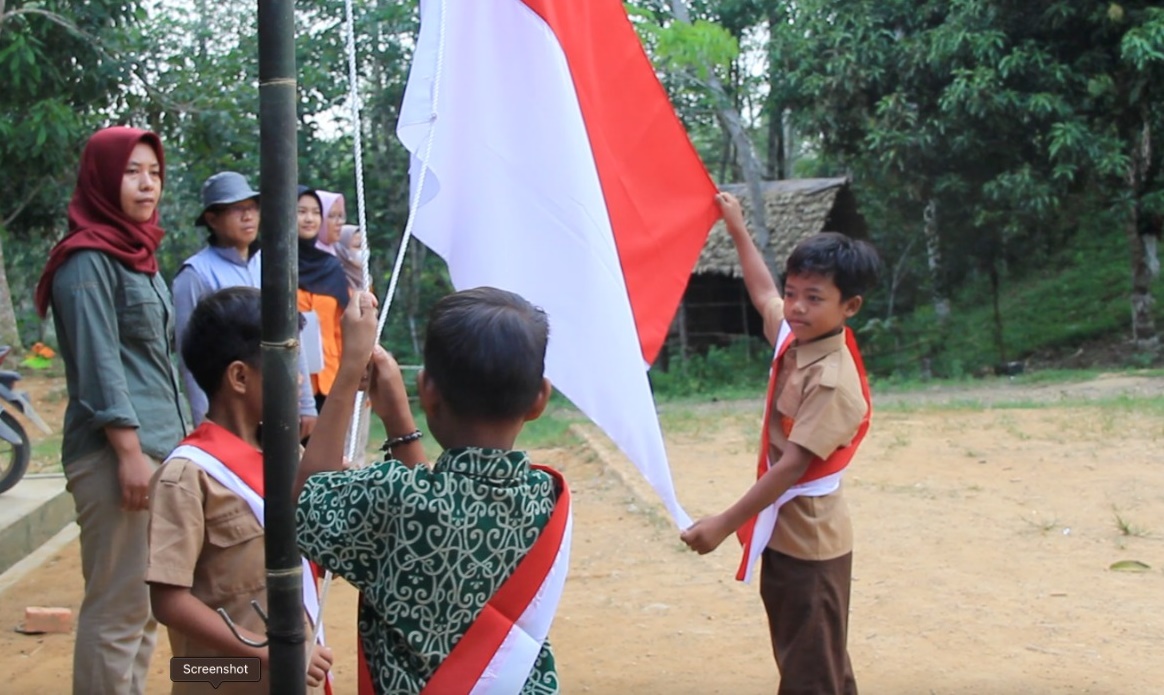 Upacara peringatan HUT Kemerdekaan RI di  Kantor Lapangan Komunitas Konservasi Indonesia (KKI) Warsi, Sorolangun, Jambi.
