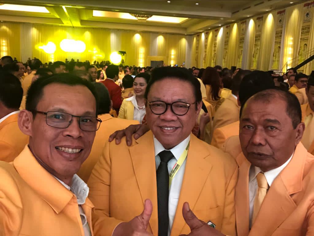 Wakil Ketua DPD Partai Golkar Jaro Ade kiri) berpose bersama politikus senior Golkar Agung Laksono (tengah).