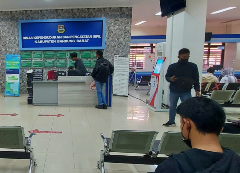 Suasana Kantor Disdukcapil Kabupaten Bandung Barat, Jawa Barat yang sepi karena puluhan tenaga honorer mogok kerja, Senin (15/8).