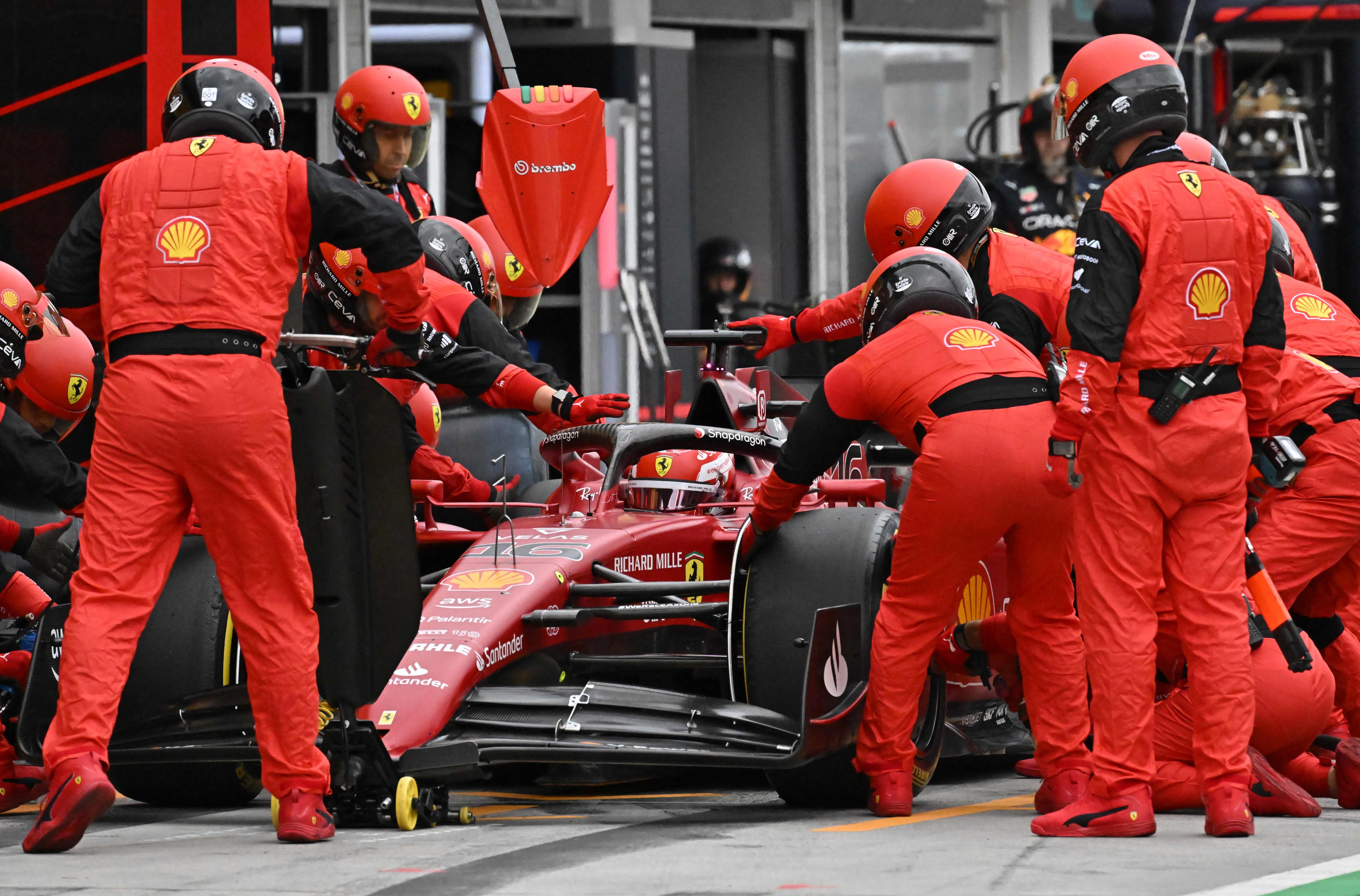 Pembalap Ferrari Charles Leclerc melakukan pitstop saat GP Hongaria.
