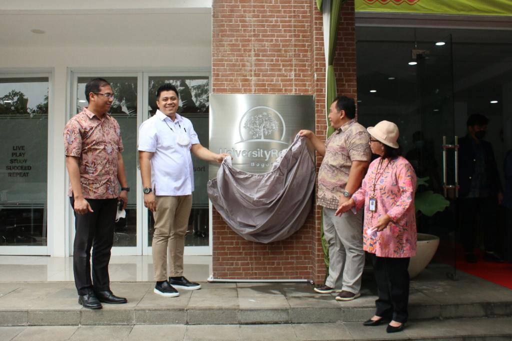 Managing Director UResort Dimas, Warek IPB Drajat Martianto dan Warek IPB Erika B Laconi seusai penyerahan beasiswa hunian bagi mahasiswa.