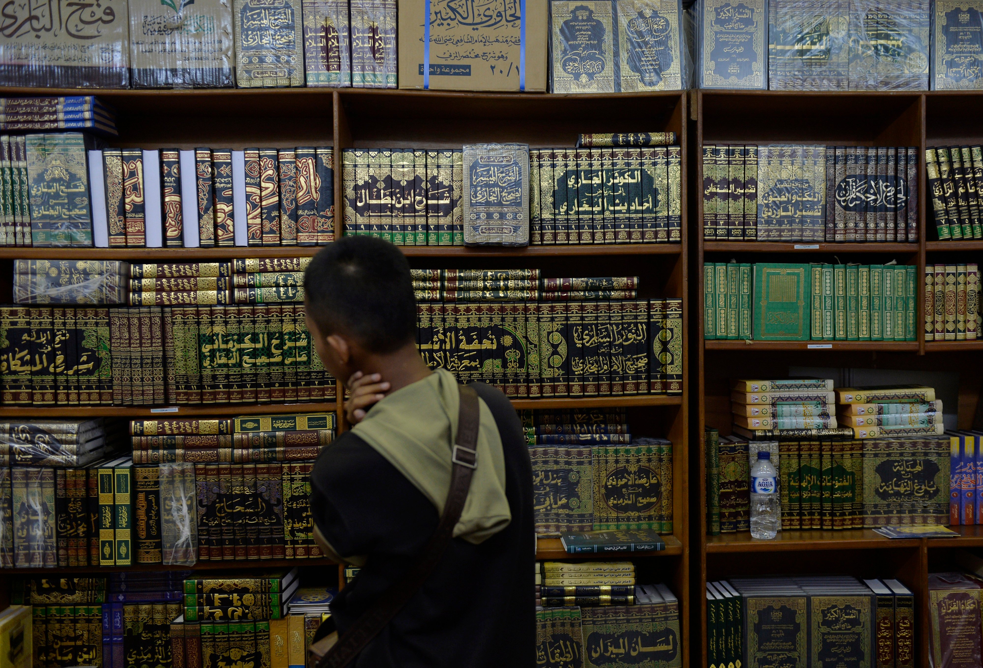 Pengunjung mencari buku yang mereka inginkan pada Islamic Book Fair di Jakarta Convetion Center, Jakarta 2018
