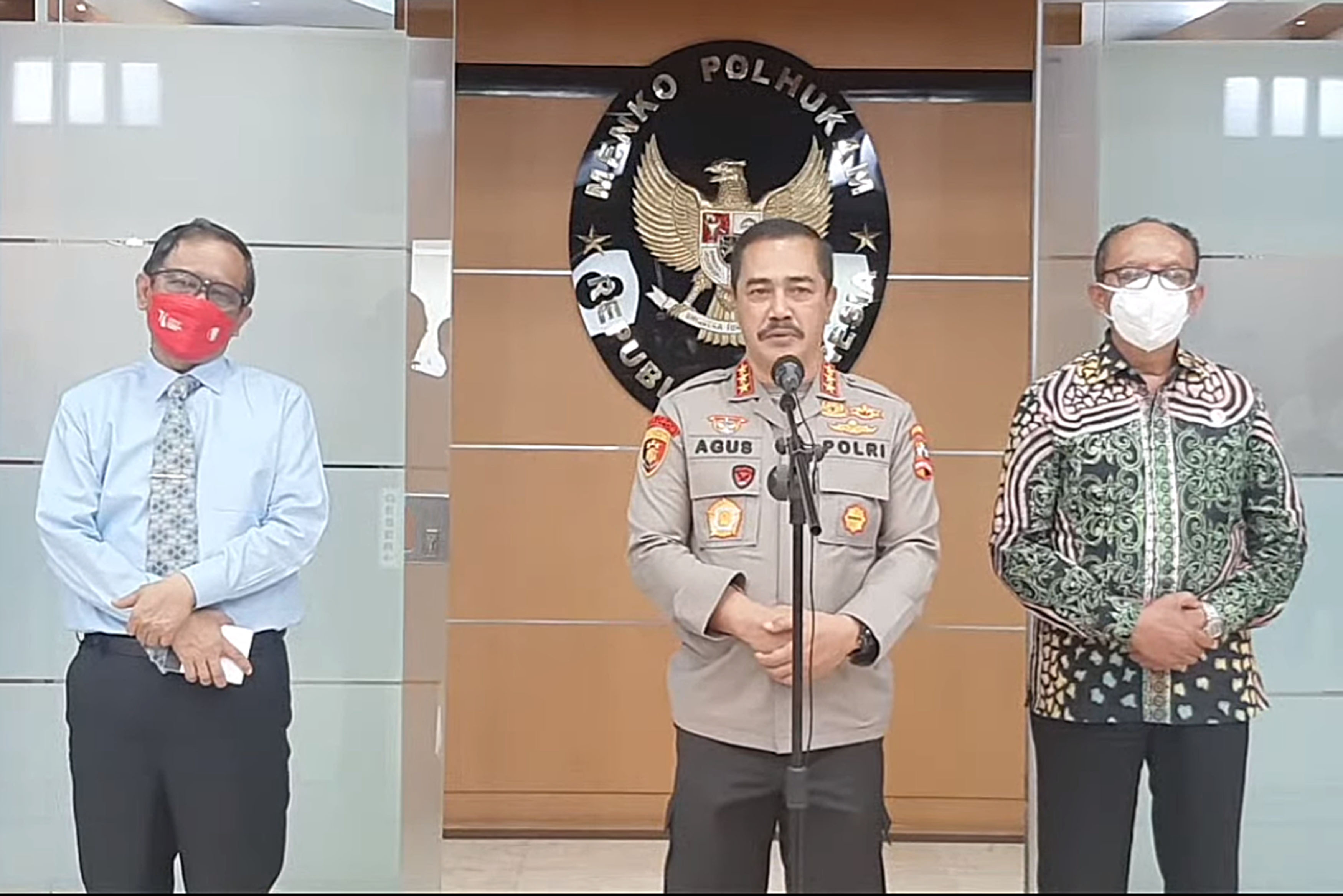 Kabareskrim Polri, Komjen Pol Agus Andrianto (tengah) 