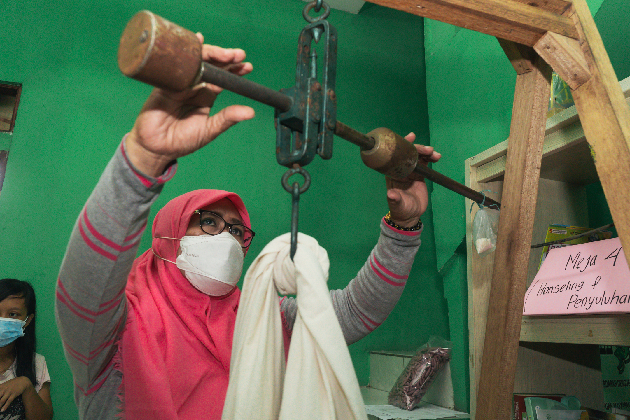 Penimbangan bayi dalam kegiatan Posyandu di Kabupaten Garut, Jawa Barat. 