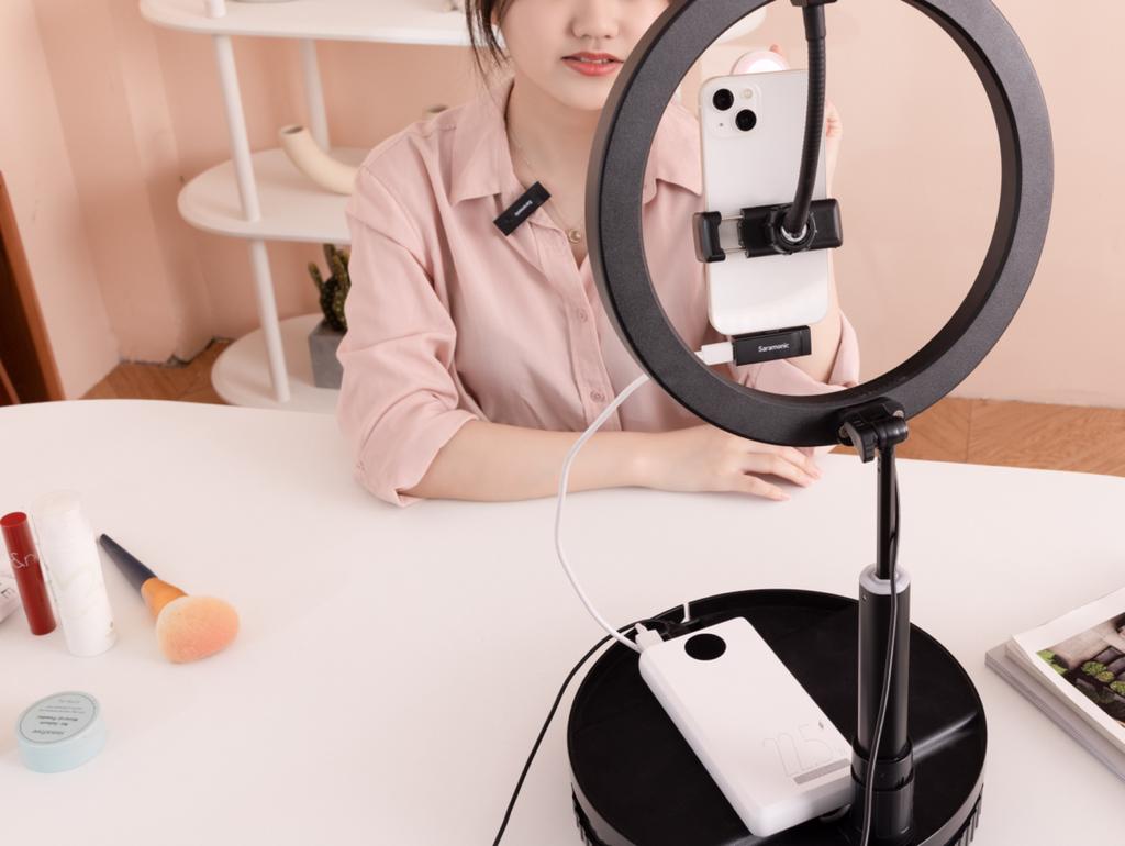 Seorang Youtuber, Padcaster, dan Selebgram membutuhkan mikrofon yang menunjang dalam membuat konten. 