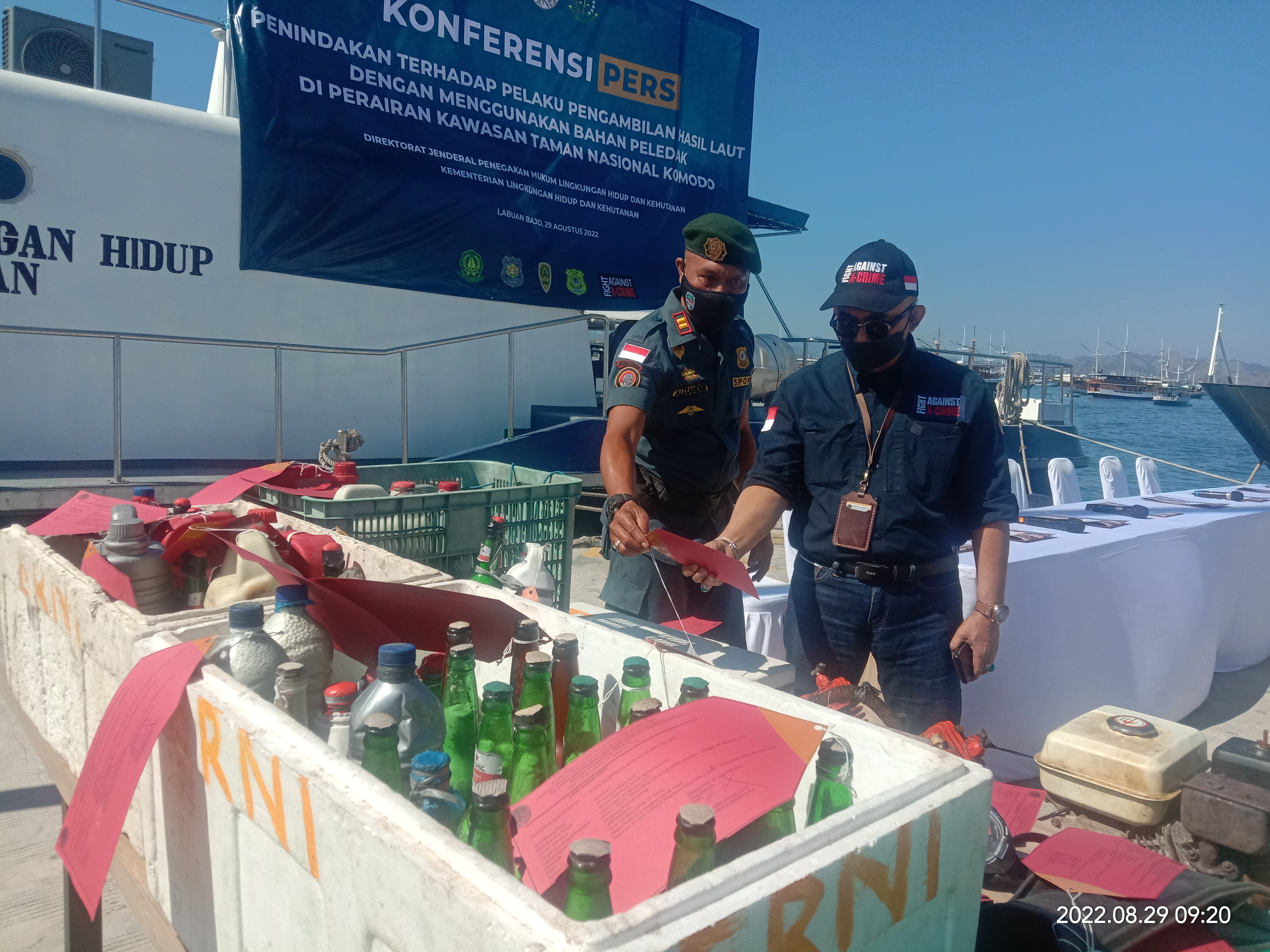 Gelar barang bukti dan keteragan pers oleh Direktur Gakum KLHK, Rasio Ridho Sani, di pelabuhan Labuan Bajo, NTT, Senin (29/8/2022)