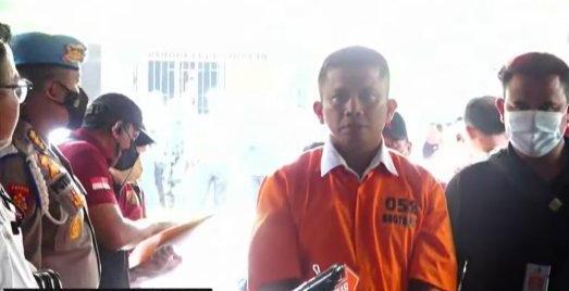 Tersangka kasus pembunuhan berencana Brigadir Joshua Hutabarat atau Brigadir J, Irjen Ferdy Sambo, terlihat mengenakan baju tahanan.