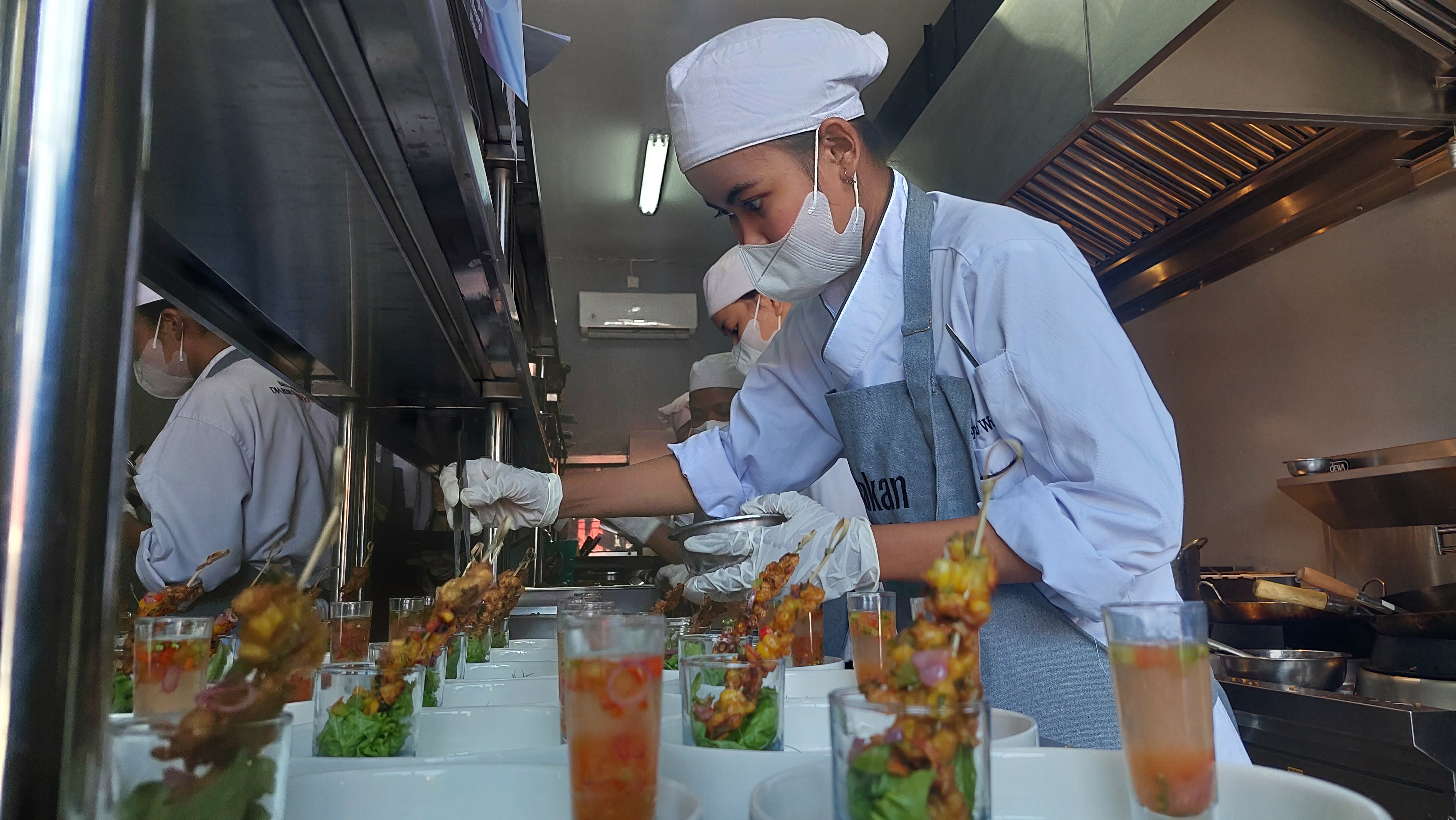 Pelajar SMK PGRI 2 Kudus menggelar festival sorgum yang dihadiri Kepala Staf Kepresidenan Moeldoko Jendral TNI (Purn) Moeldoko, Kudus