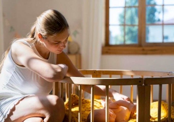 Ilustrasi seorang ibu yang tengah merawat bayi yang baru dilahirkannya.